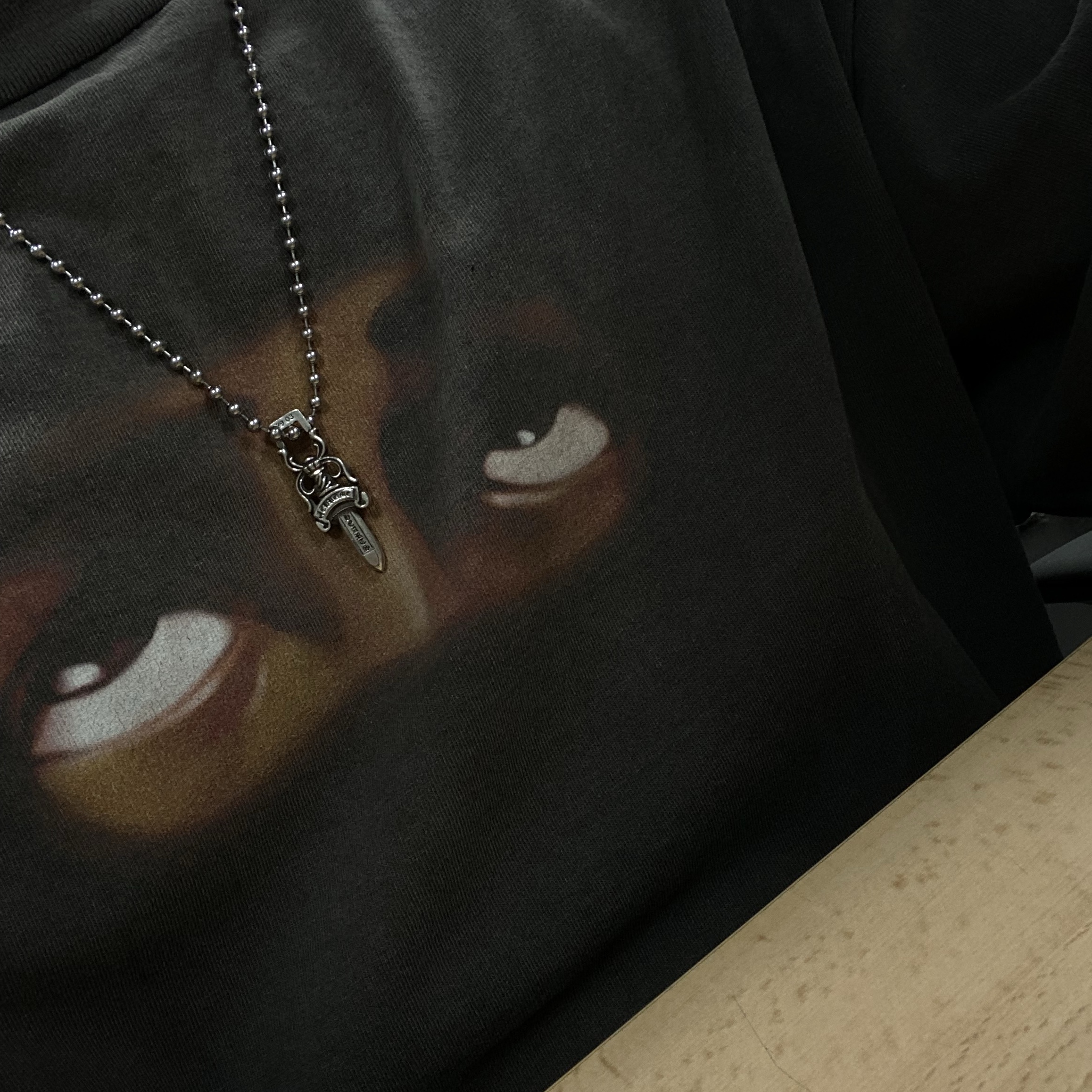 Saint Mxxxxxx Eyes S/S T-Shirt Black - 23SS, Hansroom Chrome Hearts #10 Dagger 착용 스타일