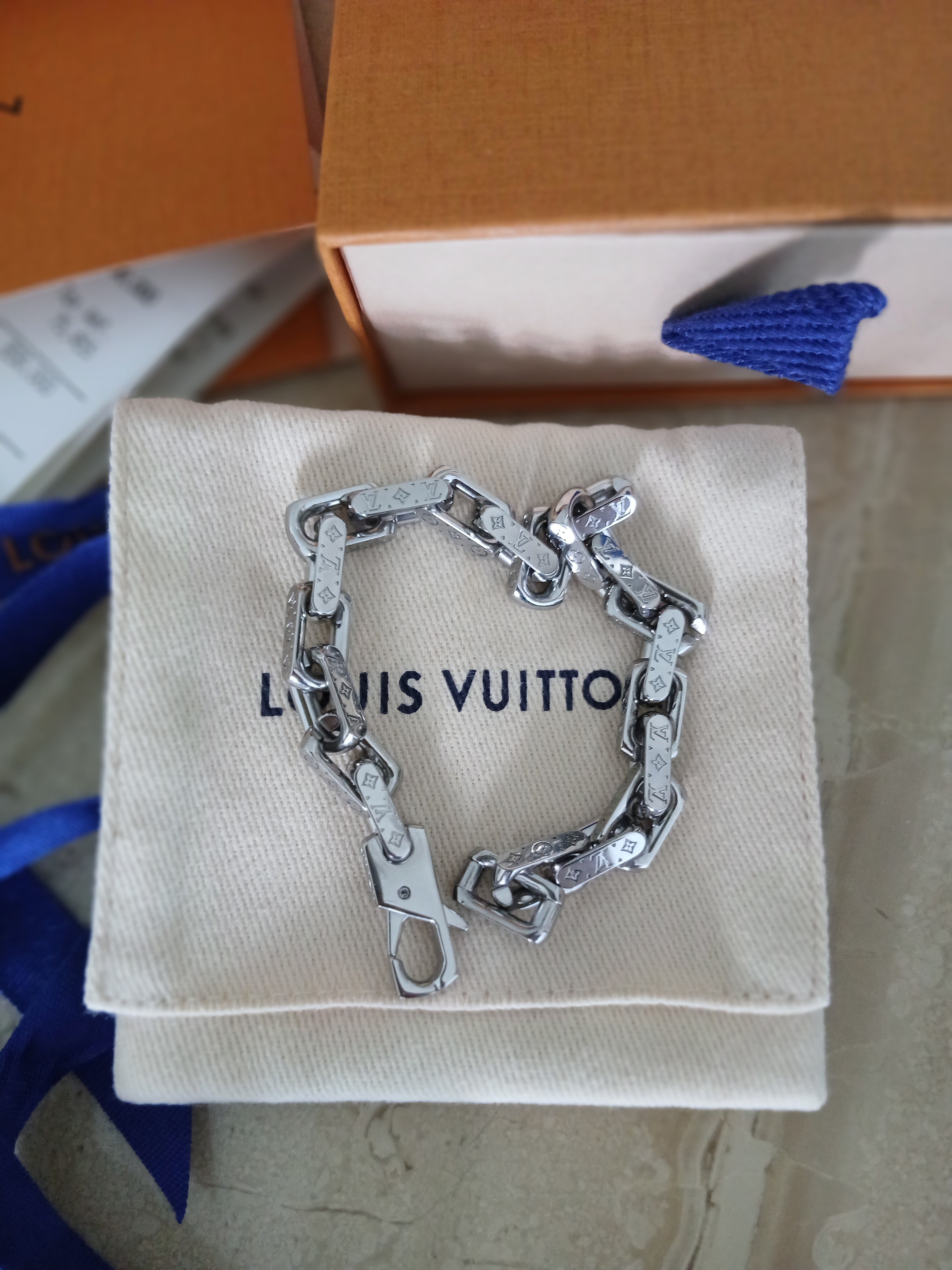 Louis Vuitton Mini Monogram Chain Bracelet Silver Palladium 착용 스타일 - 2