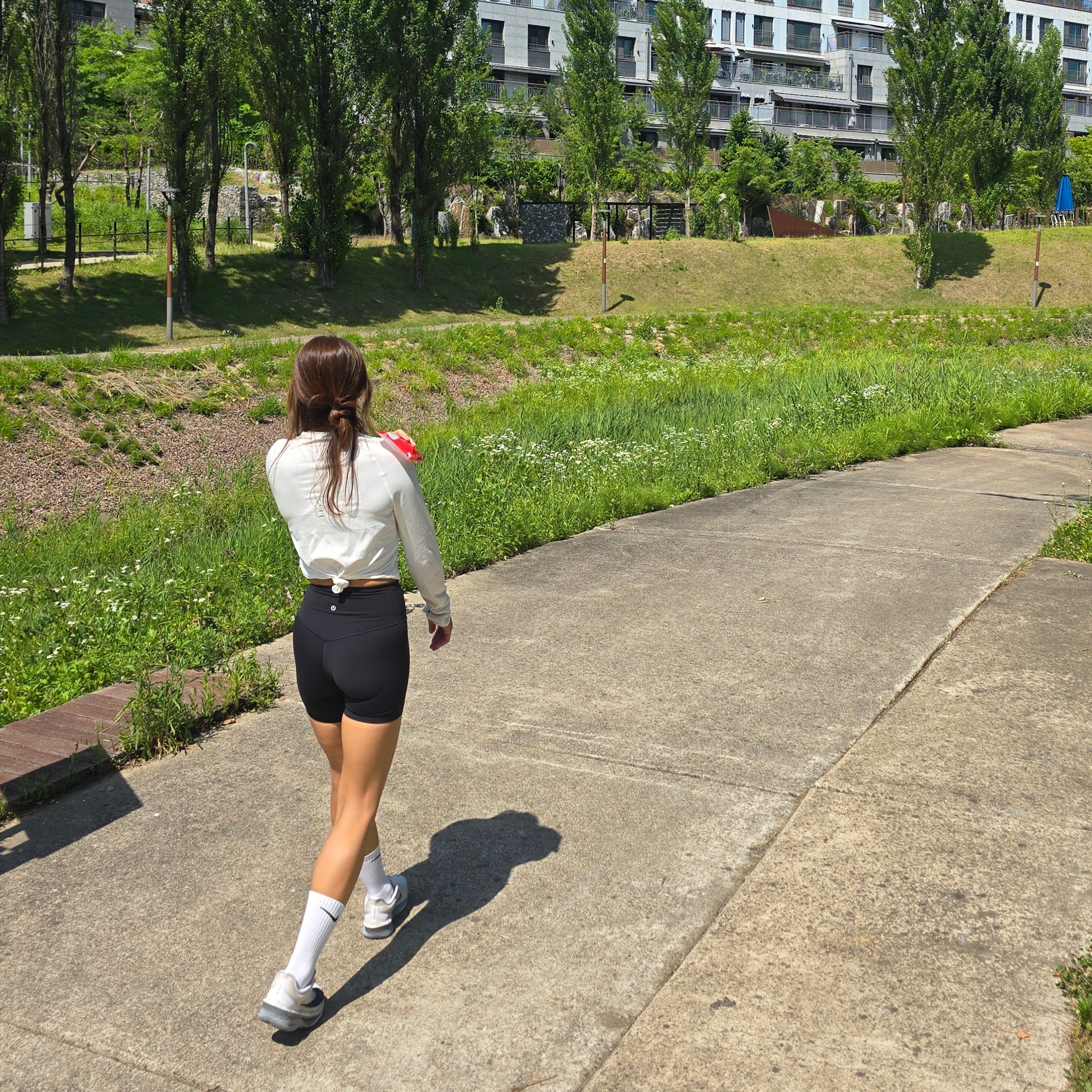 (W) Nike Swift Dri-Fit Long Sleeve Crewneck Running Top Sail - Asia, (W) Lululemon Align Super High-Rise 6 Inch Shorts Black - Asia 착용 스타일 - 4