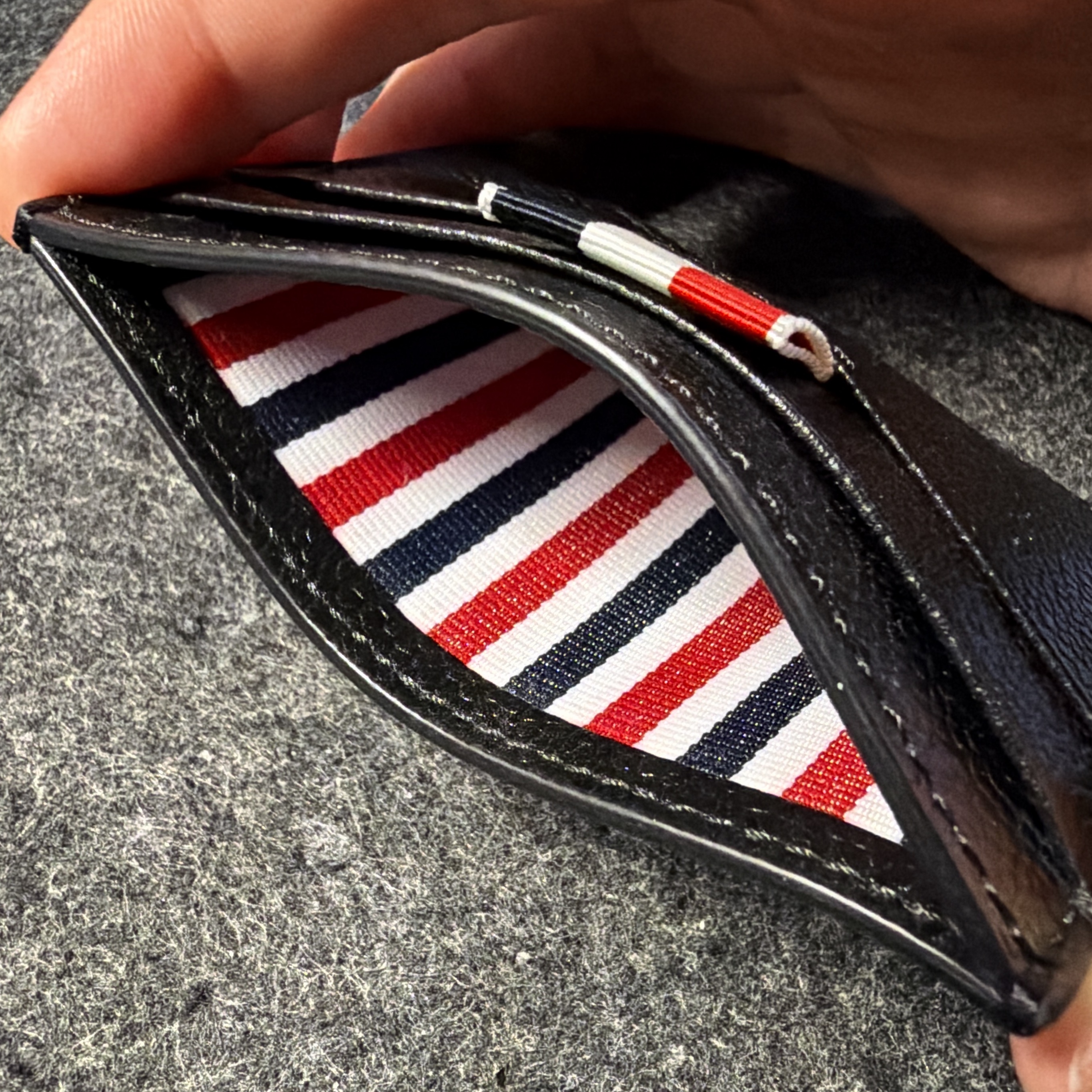 Thom Browne Pebble Grain Leather Stripe Note Compartment Card Holder Black 착용 스타일 - 3