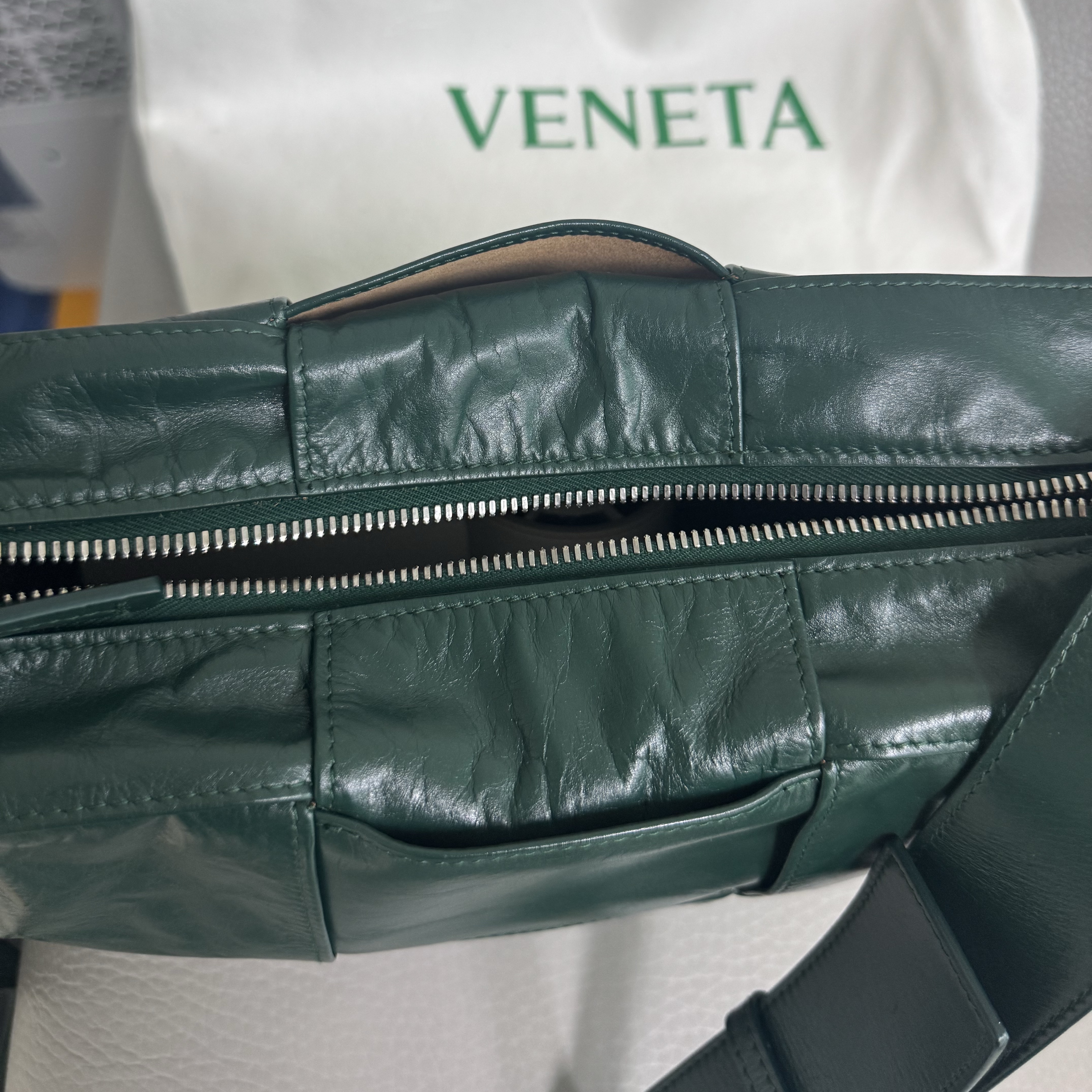 Bottega Veneta Medium Arco Camera Bag Emerald Green 착용 스타일 - 2
