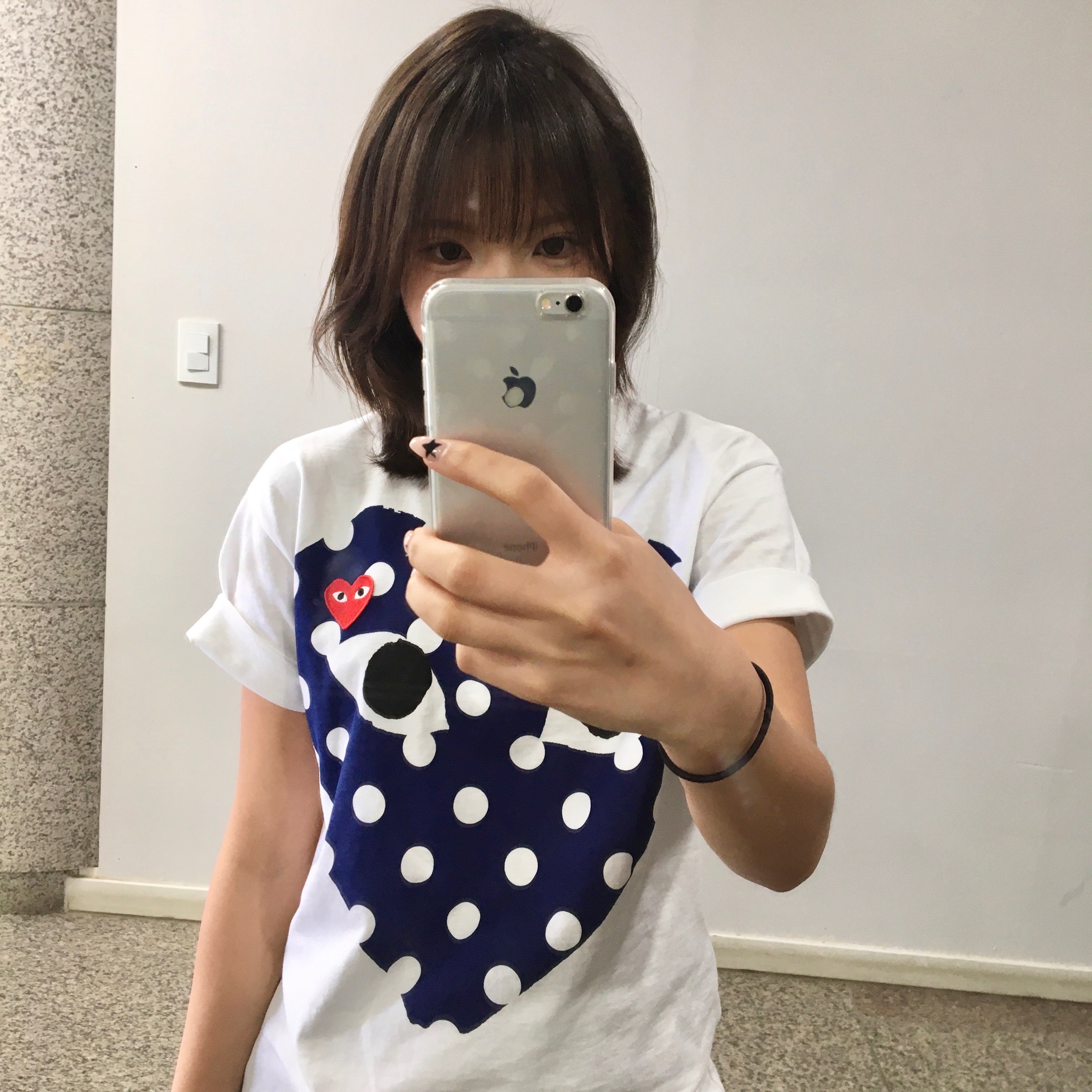 Play Comme des Garcons Red Heart Printed Blue Heart T-Shirt White, Casio LTP-V007D-2E 착용 스타일 - 2