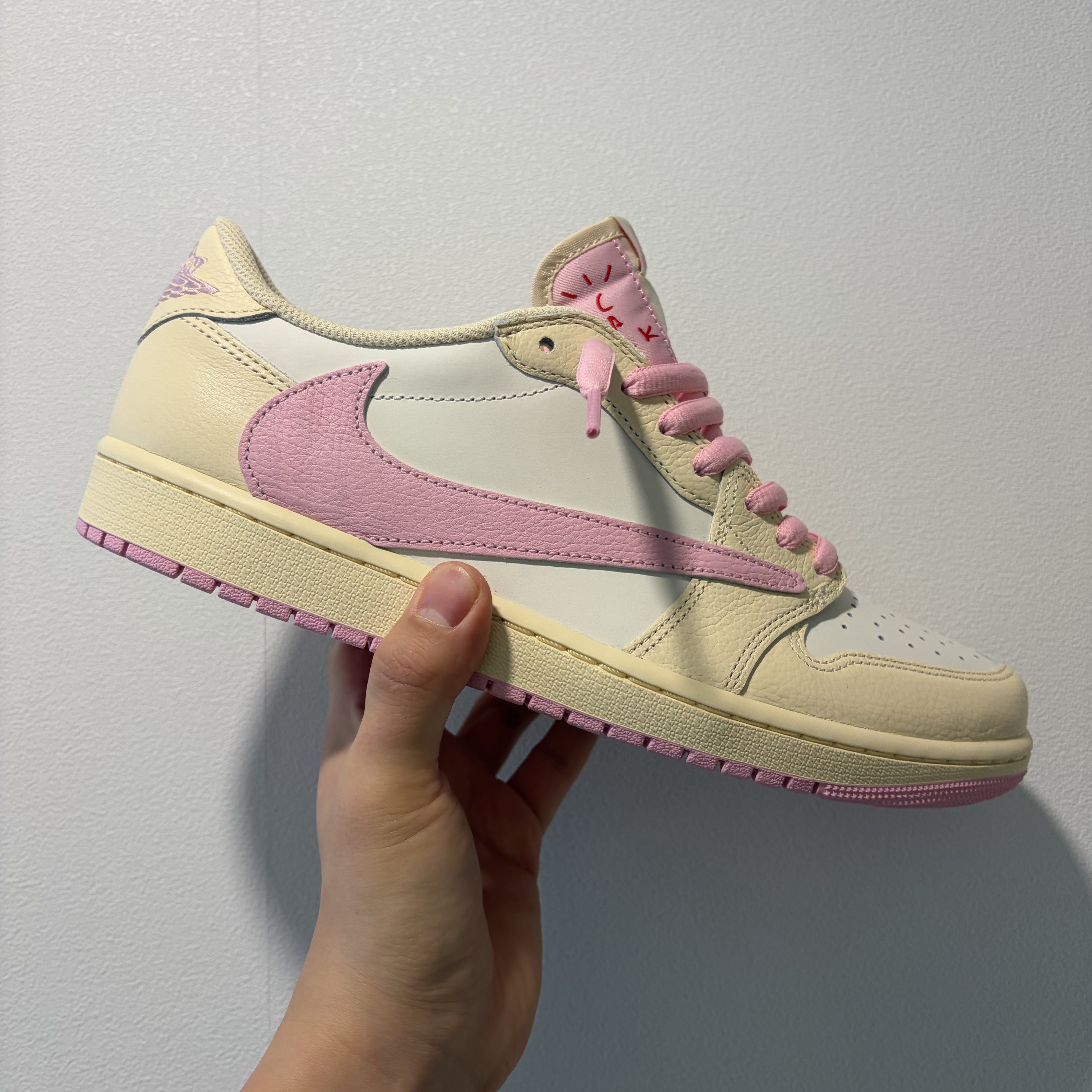 Jordan 1 x Travis Scott Retro Low OG SP Muslin Shy Pink 착용 스타일