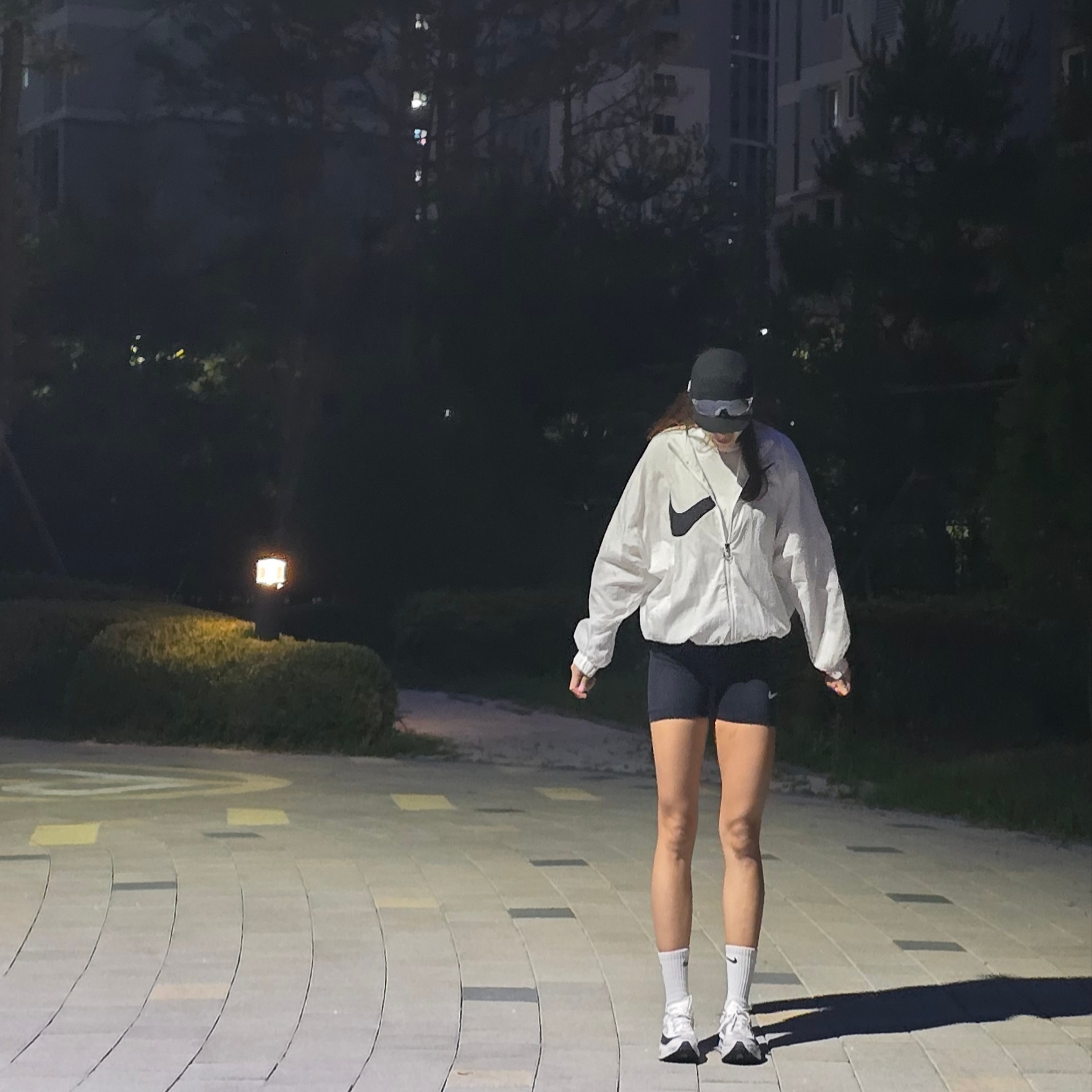 Nike NSW Big Swoosh Woven Jacket White - Asia, Satisfy Rippy Air Trail Cap Black 착용 스타일 - 1