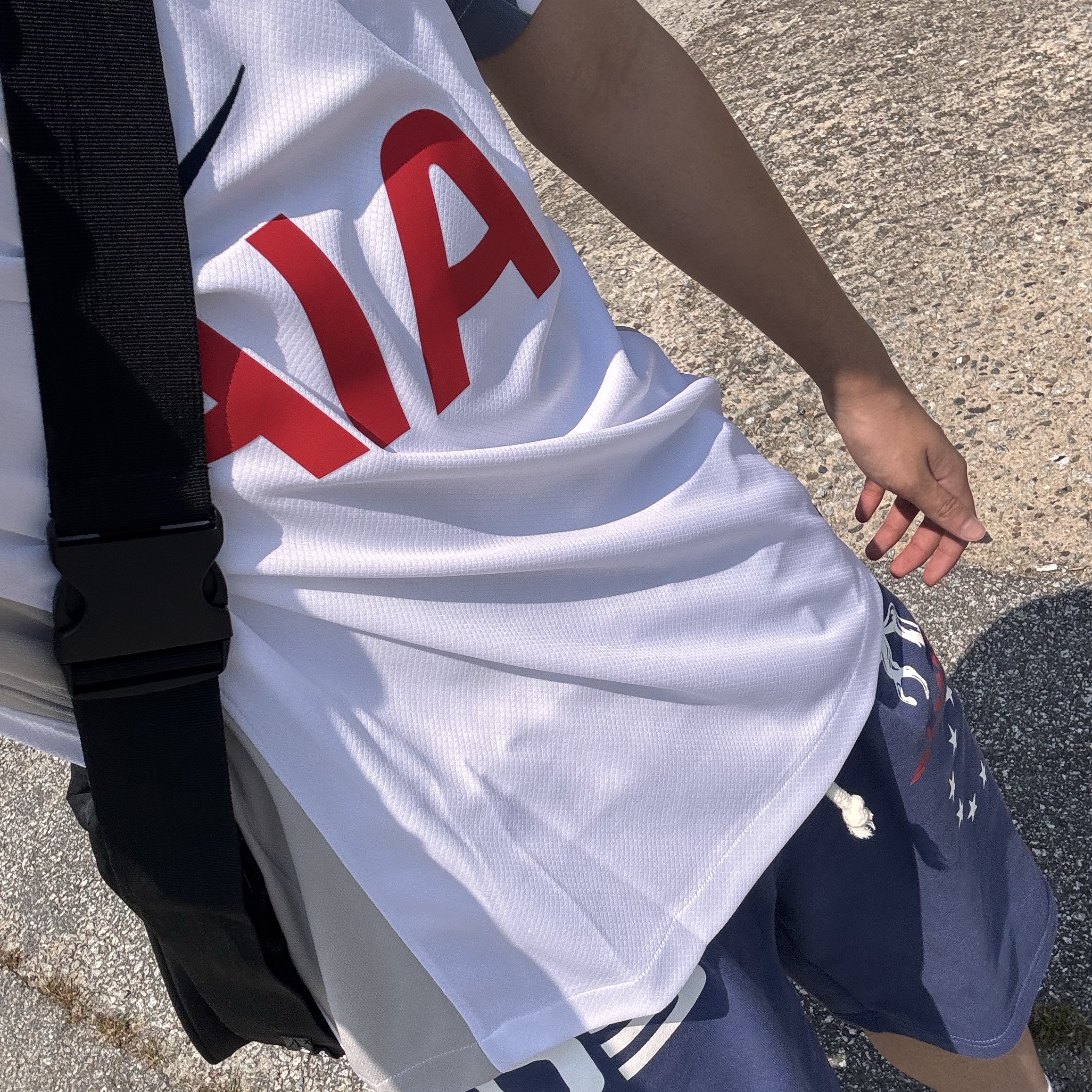 AMOU Horse One Tuck Bermuda Pants Blue, Nike Tottenham Hotspur 2025/26 Stadium Home Dri-Fit Football Replica Jersey White Light Iron Ore (Non Marking Ver.) 착용 스타일