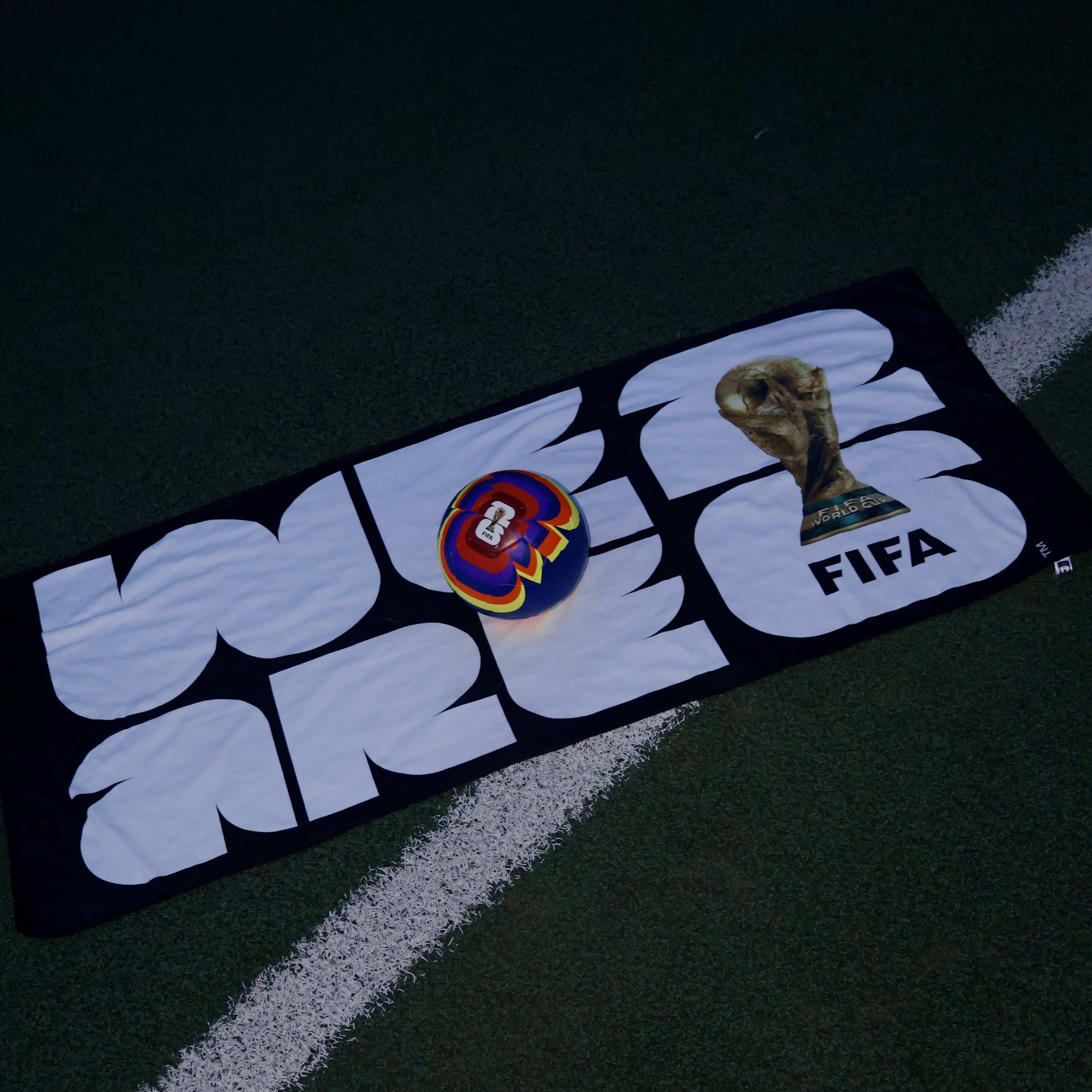 Adidas 26 FIFA World Cup Trionda Pro Ball White Solar Blue 착용 스타일 - 3