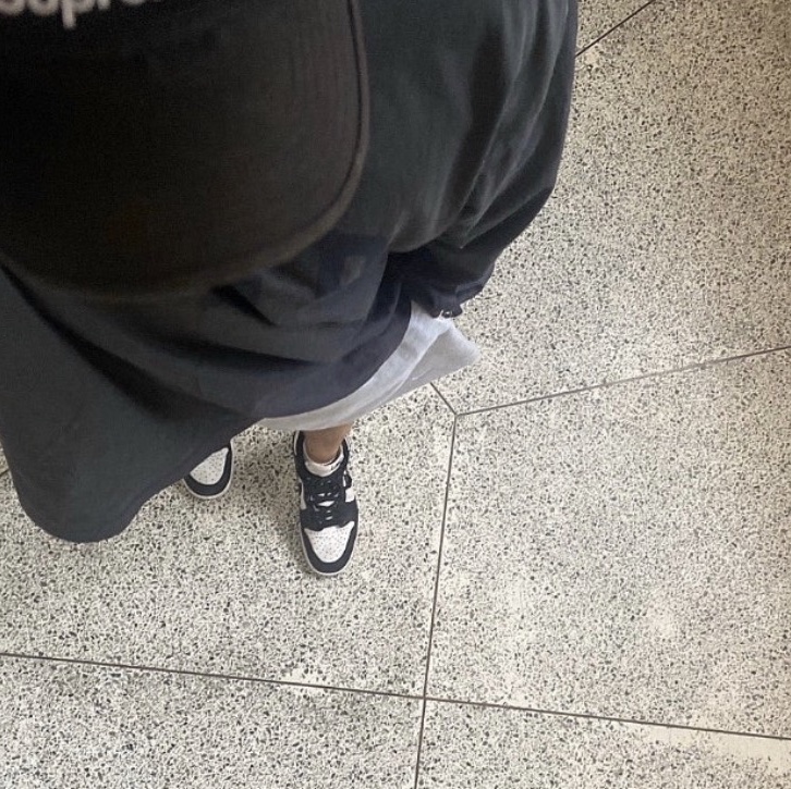 Yeezy Gap Engineered By Balenciaga Dove Long Sleeve T-Shirt Black 착용 스타일