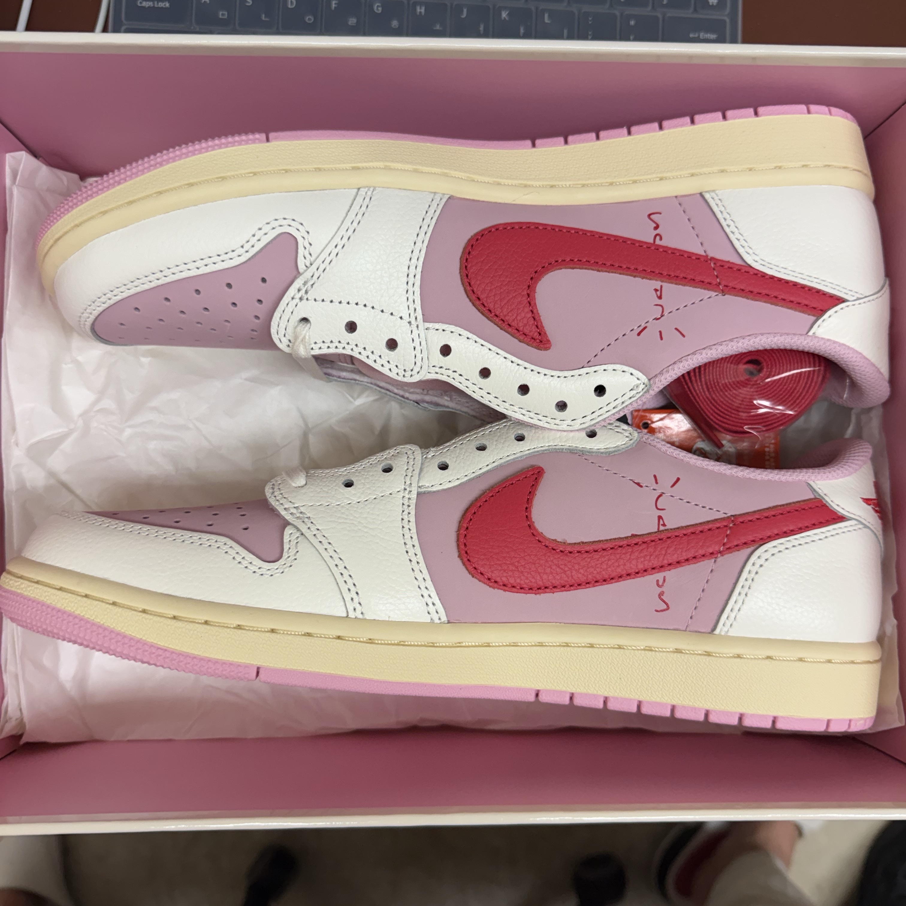 Jordan 1 x Travis Scott Retro Low OG SP Sail Tropical Pink 착용 스타일