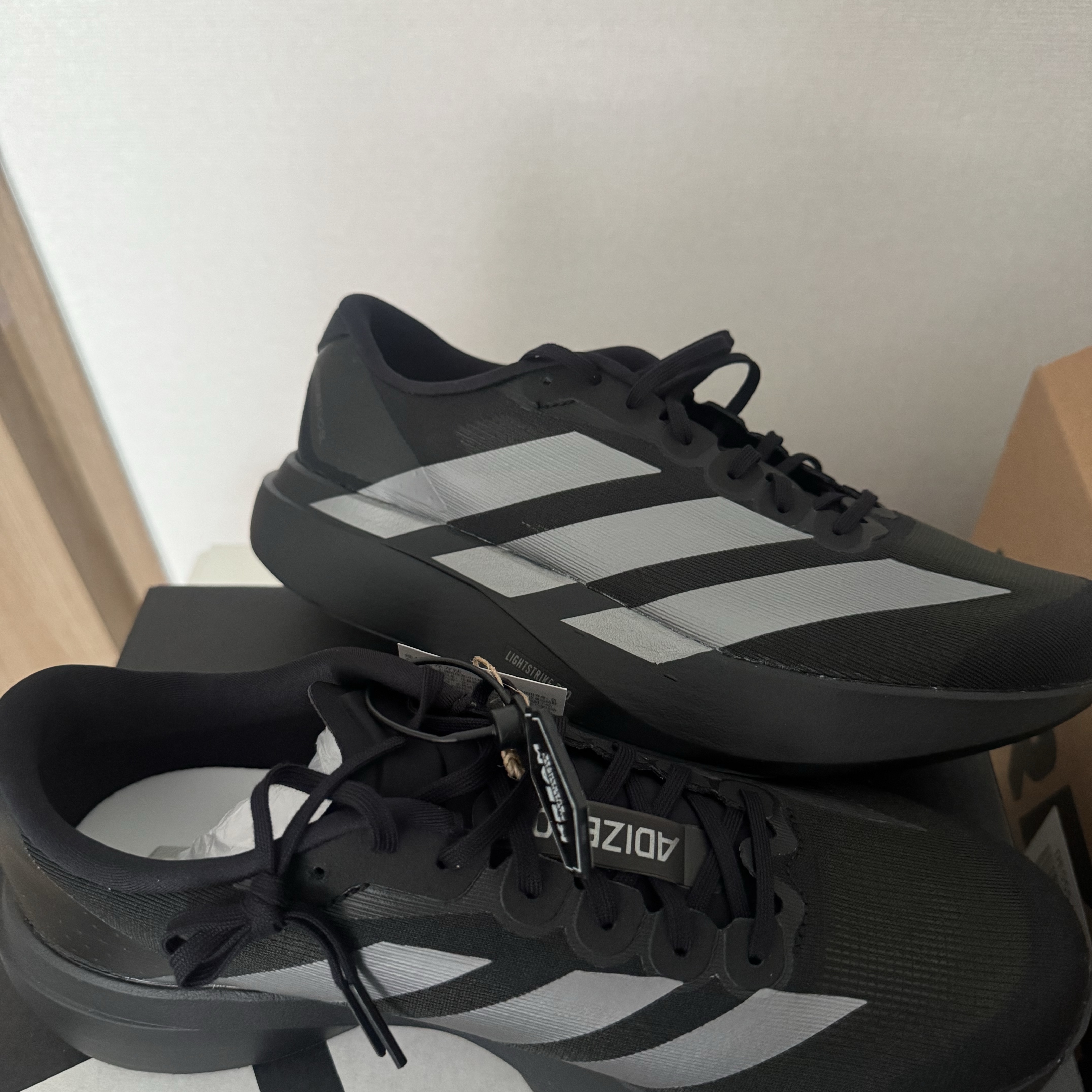 Adidas Adizero EVO SL Core Black Iron Metallic 착용 스타일