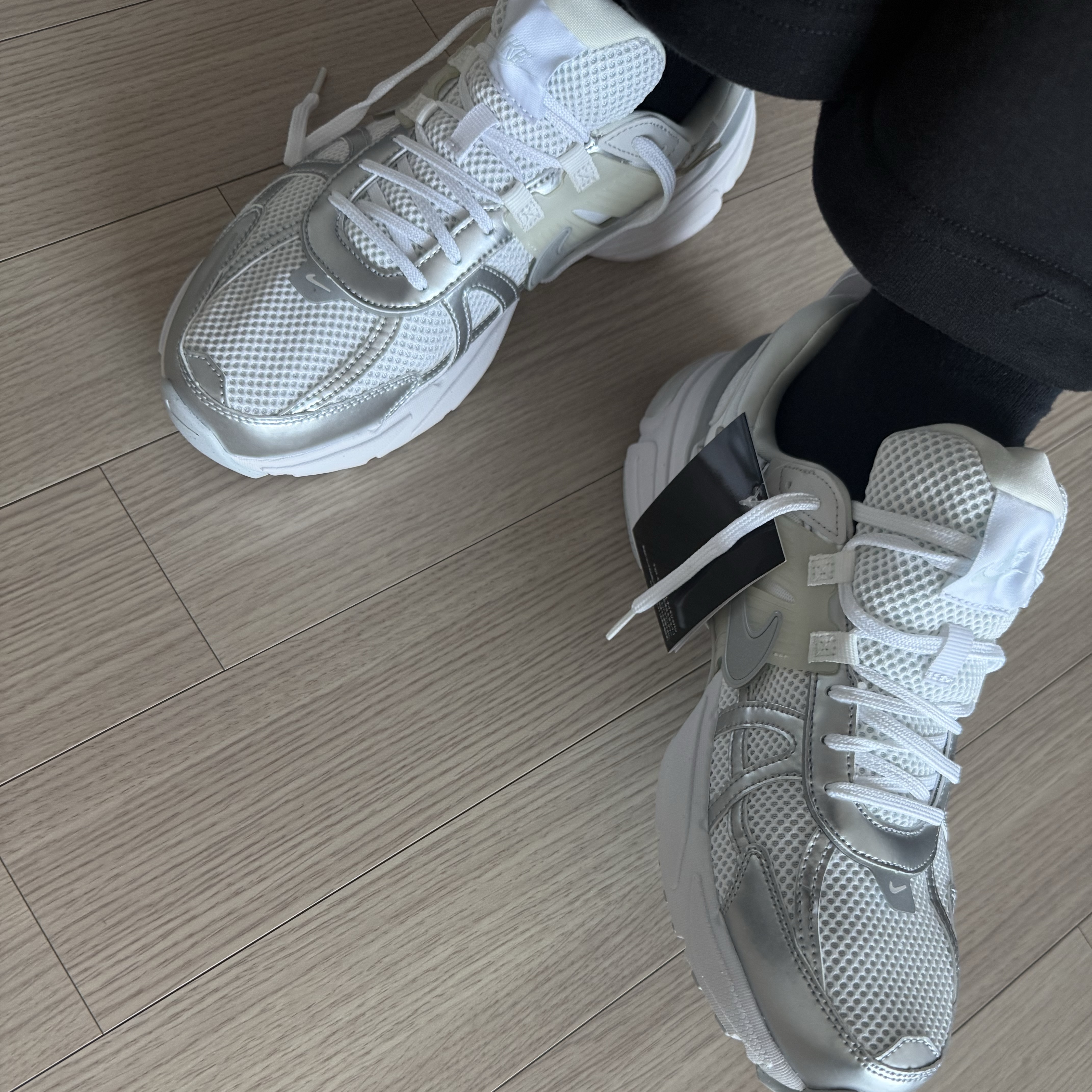 Nike V2K Run Metallic Silver White 착용 스타일 - 1