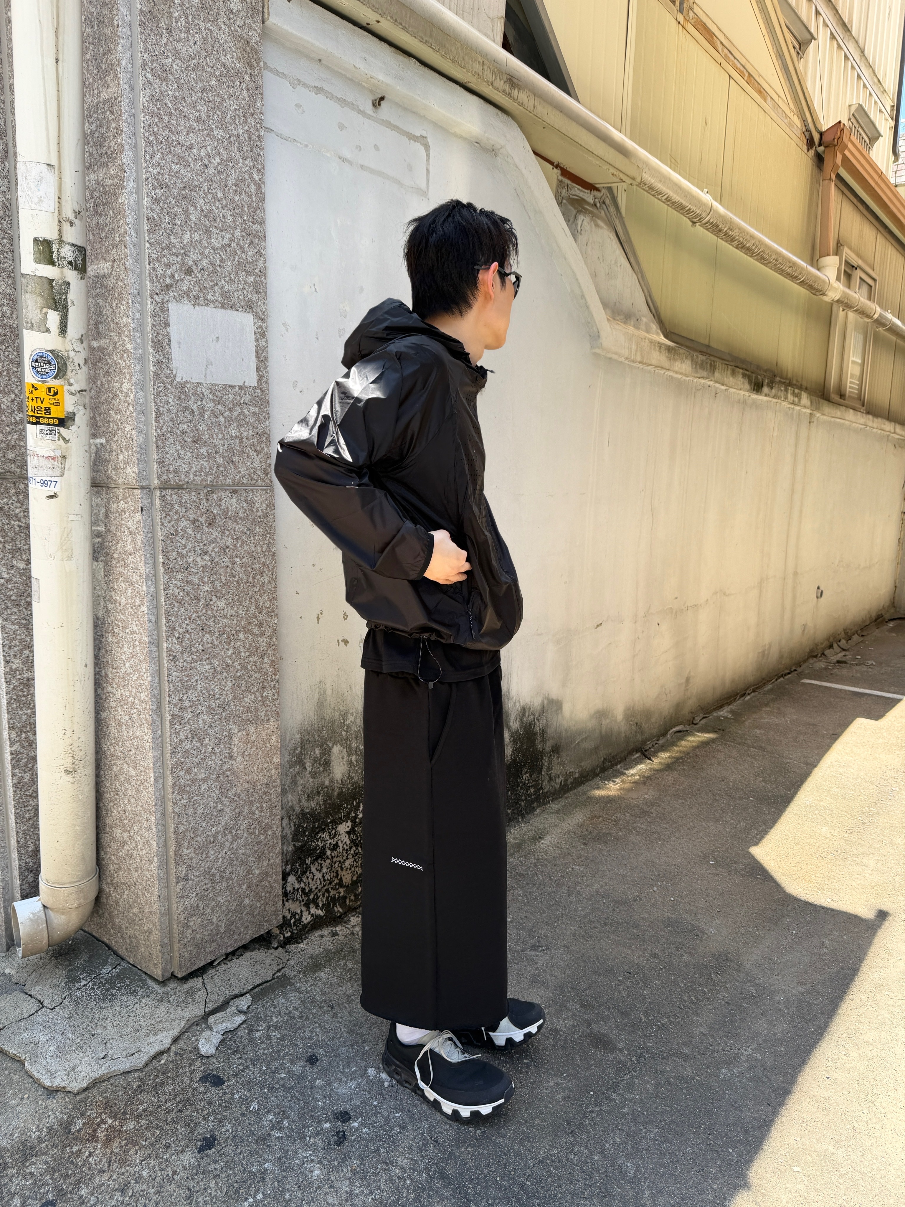 Junne P20 Sweat Bermuda Pants Black, On Running x Post Archive Faction (Paf) Cloudmonster Hyper Black 착용 스타일 - 2