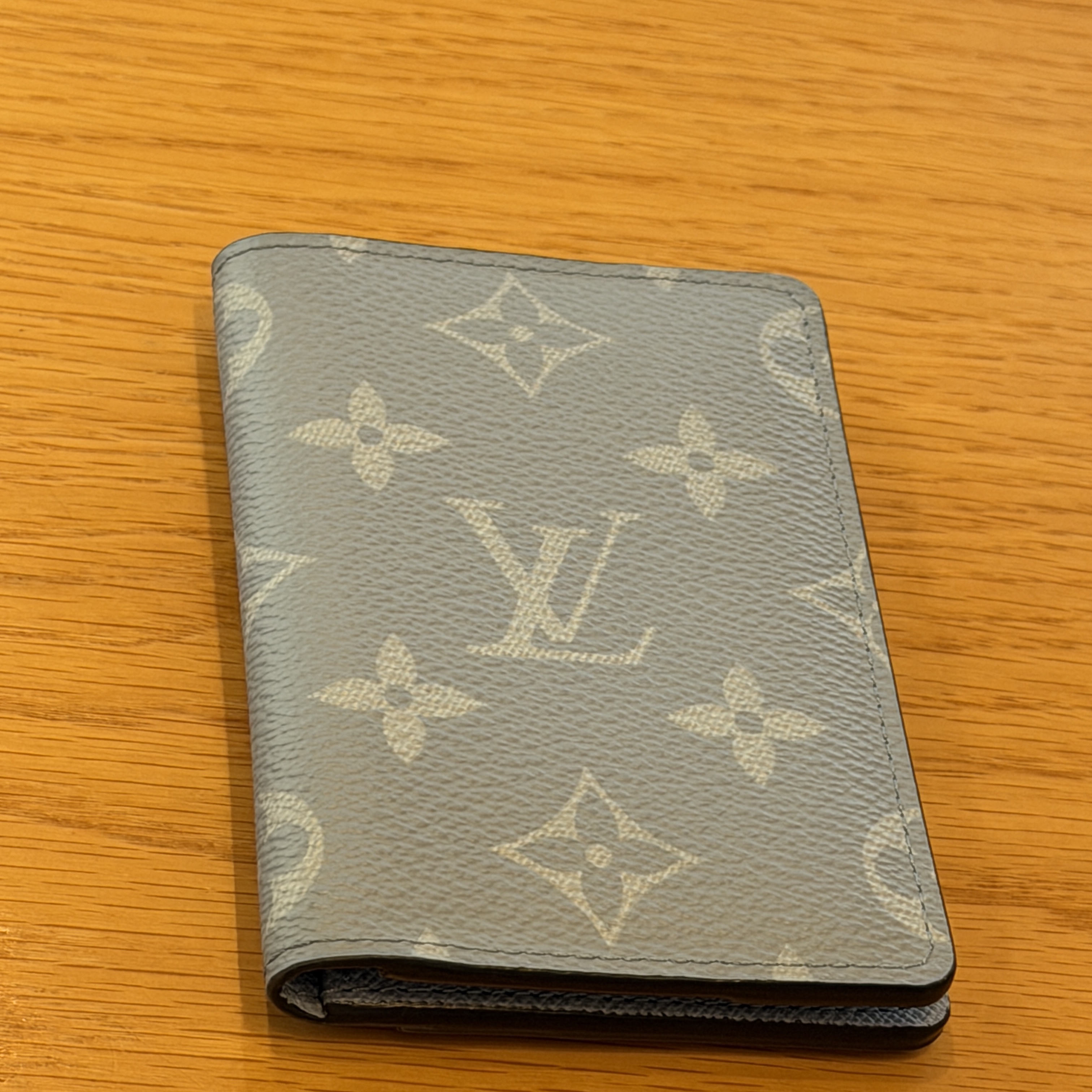 Louis Vuitton Pocket Organizer Sky Blue 착용 스타일