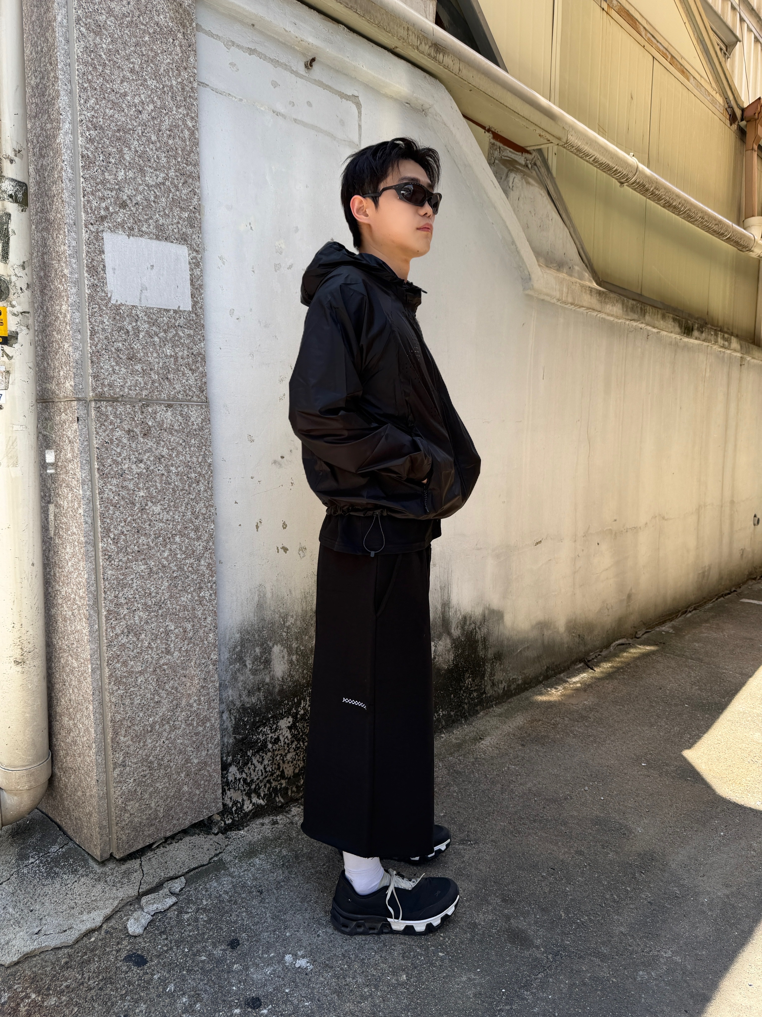 Junne P20 Sweat Bermuda Pants Black, On Running x Post Archive Faction (Paf) Cloudmonster Hyper Black 착용 스타일 - 1