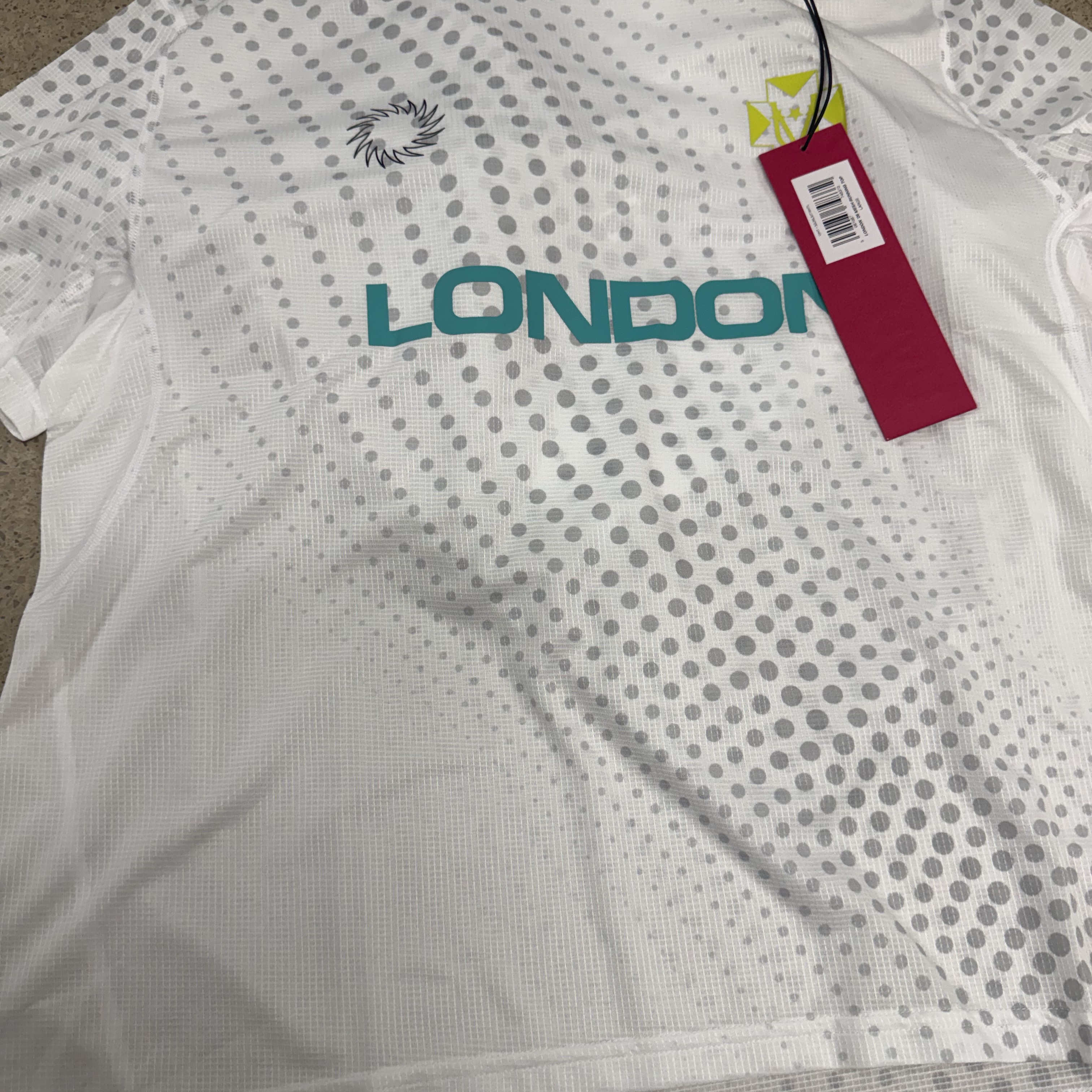 UVU London '26 Mesh Running Top White 착용 스타일