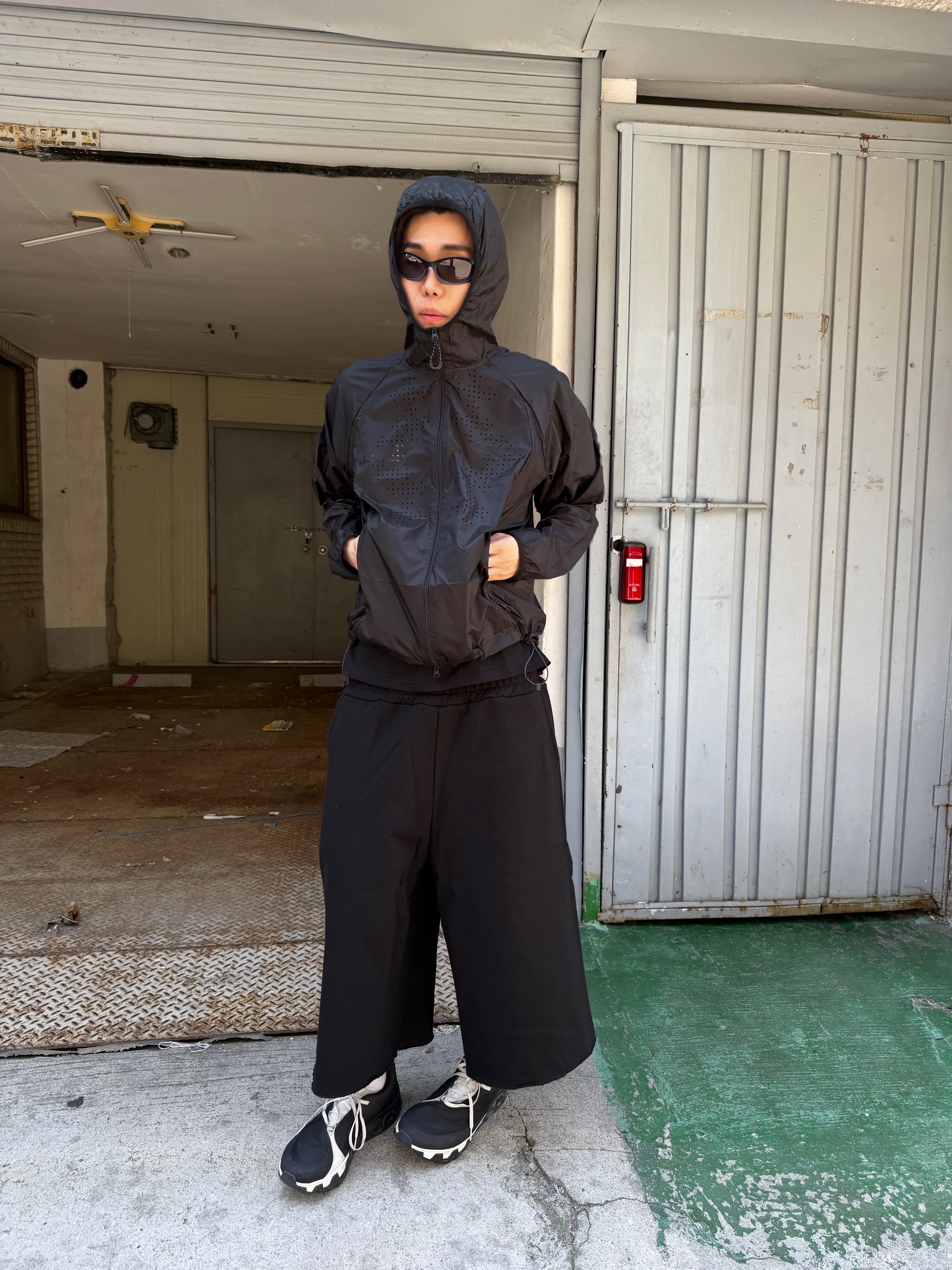Junne P20 Sweat Bermuda Pants Black, On Running x Post Archive Faction (Paf) Cloudmonster Hyper Black 착용 스타일 - 3