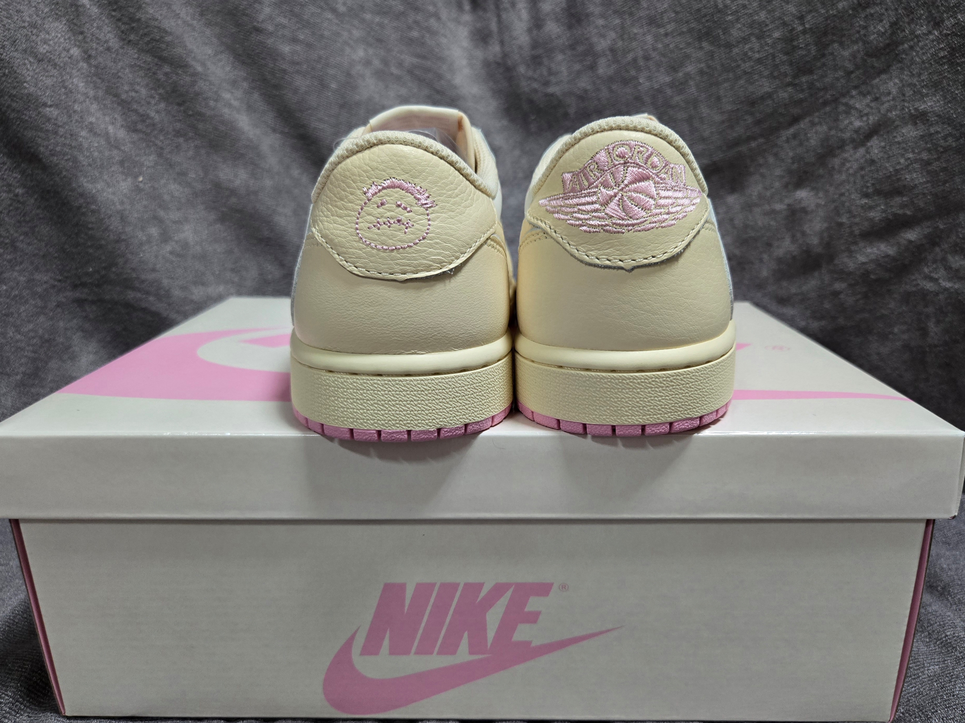 Jordan 1 x Travis Scott Retro Low OG SP Muslin Shy Pink 착용 스타일 - 4