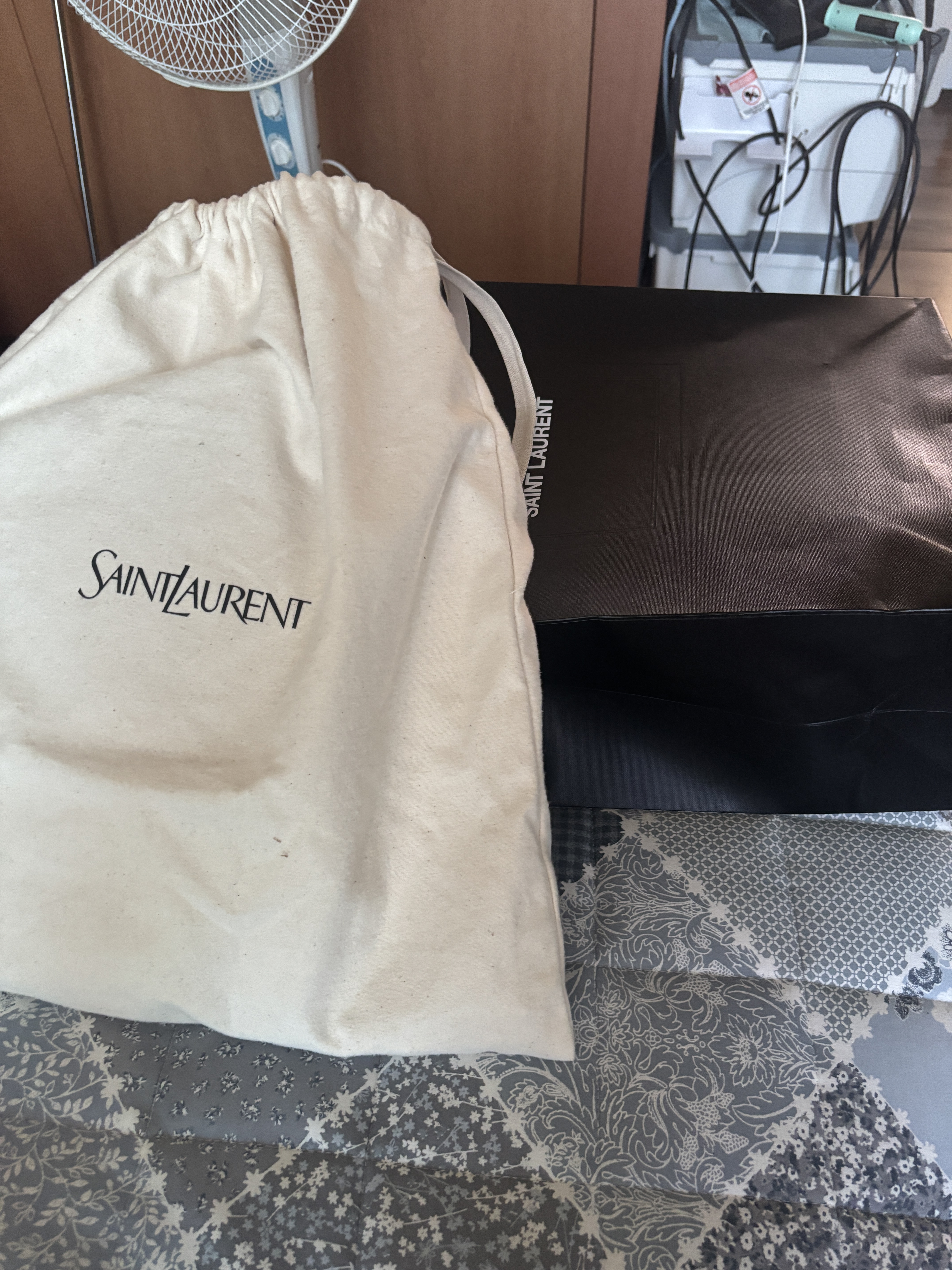 Saint Laurent Small Case in Smooth Leather Black 착용 스타일 - 2