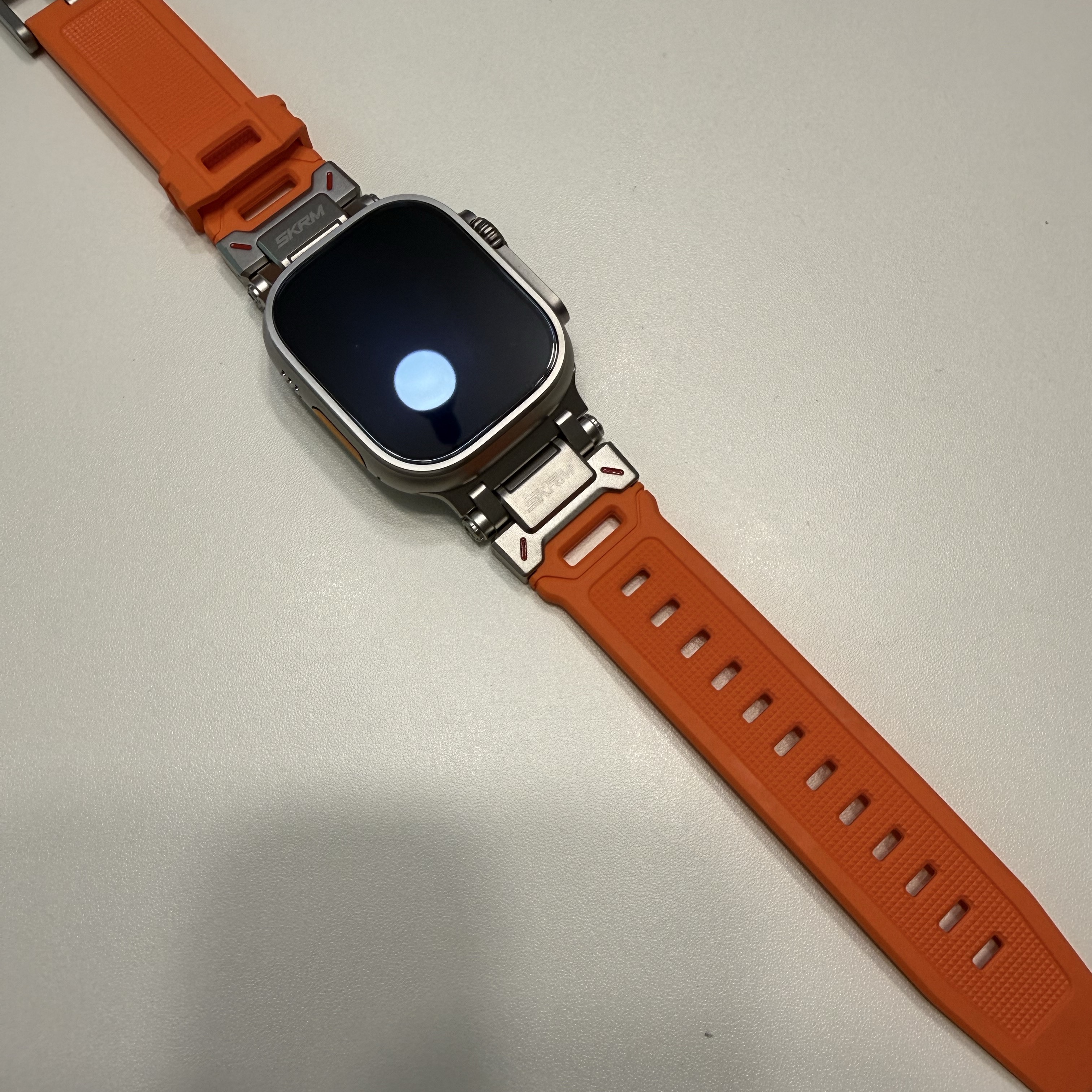 Skinarma Titan Apple Watch Strap Orange (44/45/49mm) 착용 스타일