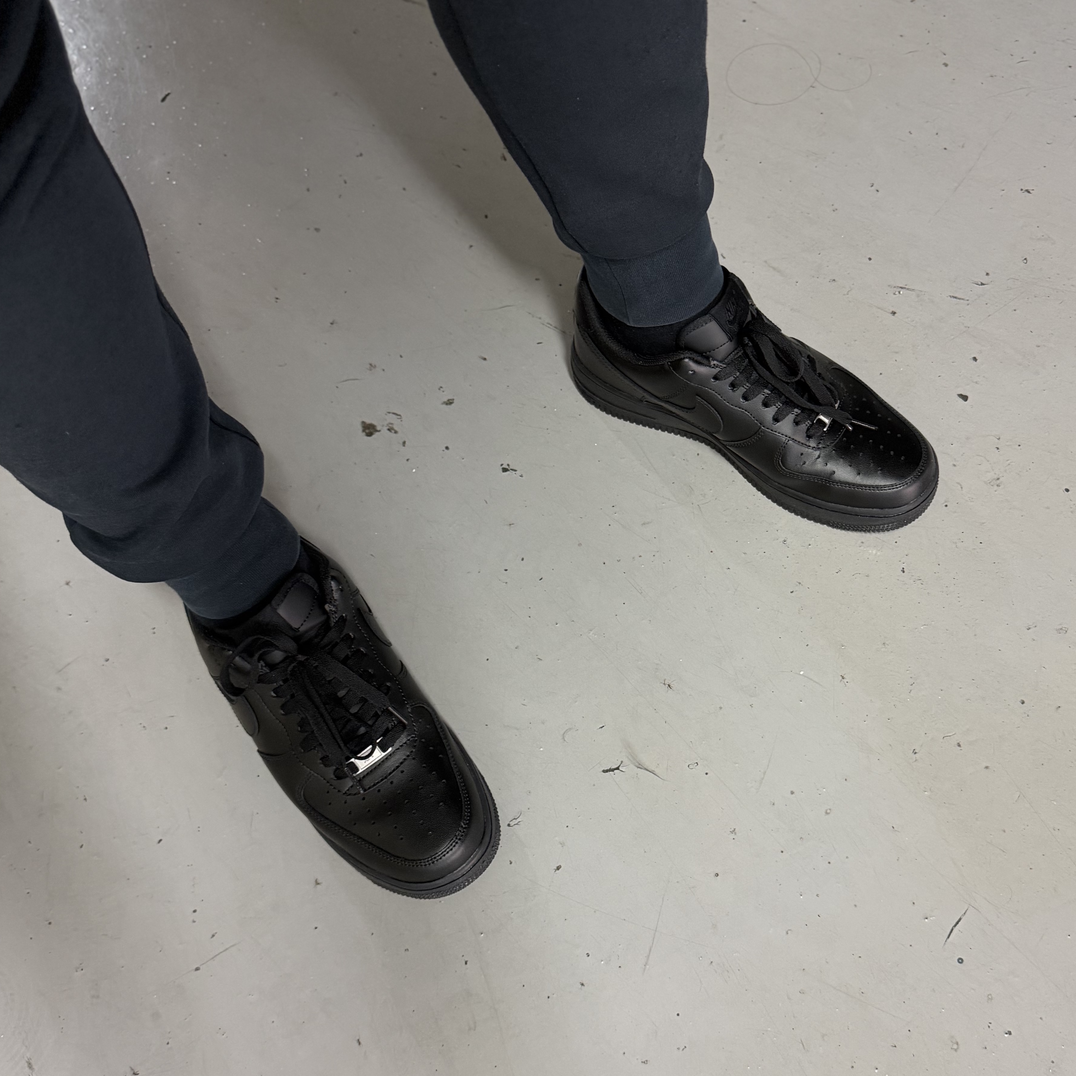 Nike Air Force 1 '07 Low Triple Black 착용 스타일