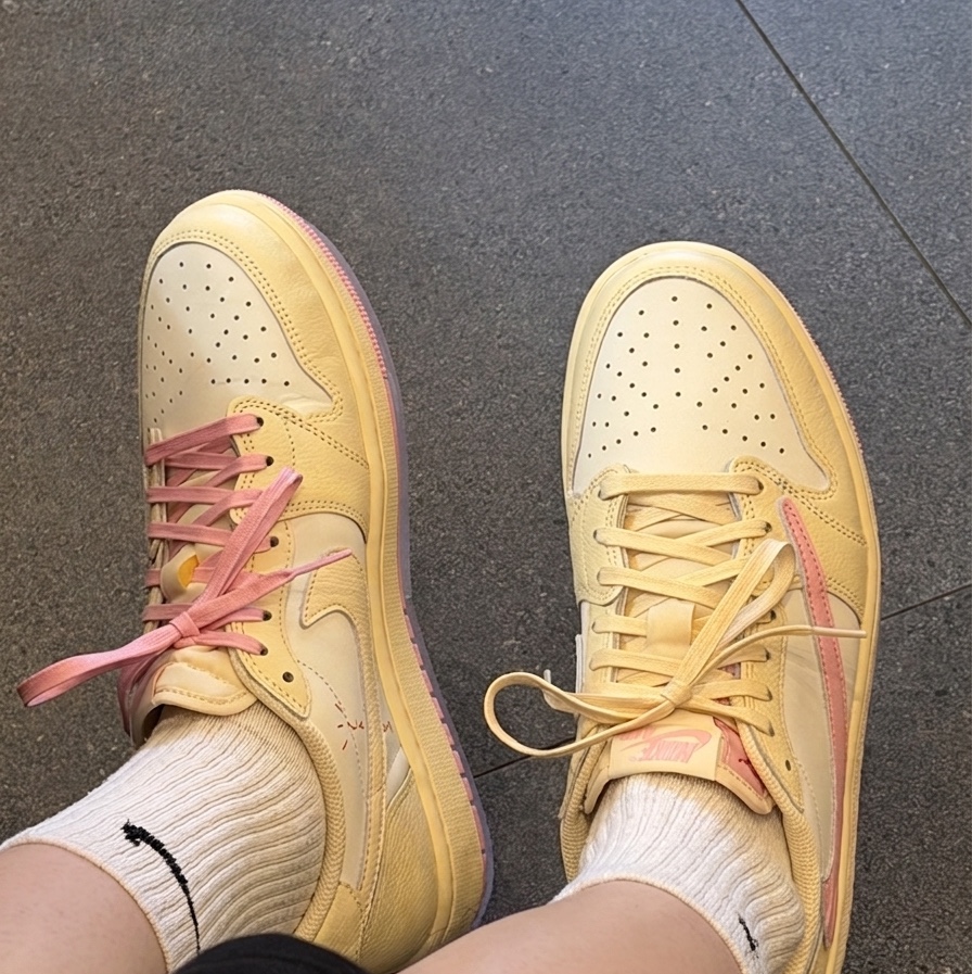 Jordan 1 x Travis Scott Retro Low OG SP Muslin Shy Pink 착용 스타일