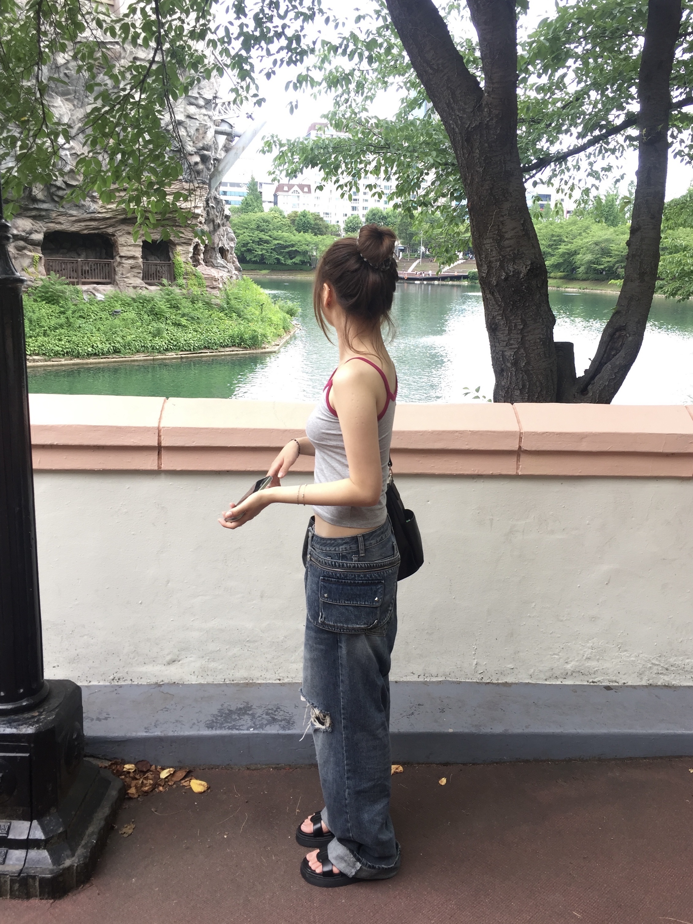 Mea Pocket Belt Damaged Denim Pants Light Indigo 착용 스타일 - 1