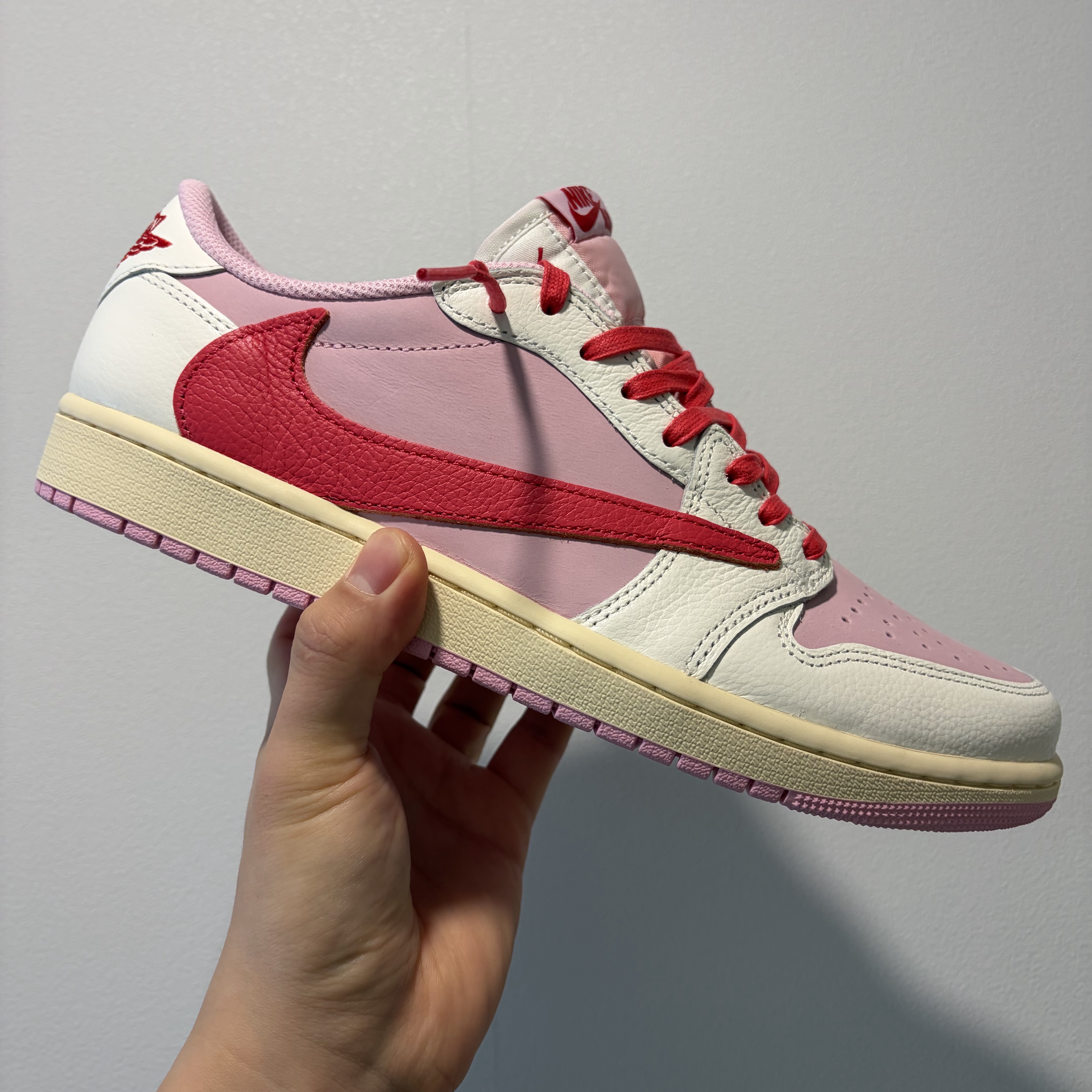 Jordan 1 x Travis Scott Retro Low OG SP Sail Tropical Pink 착용 스타일