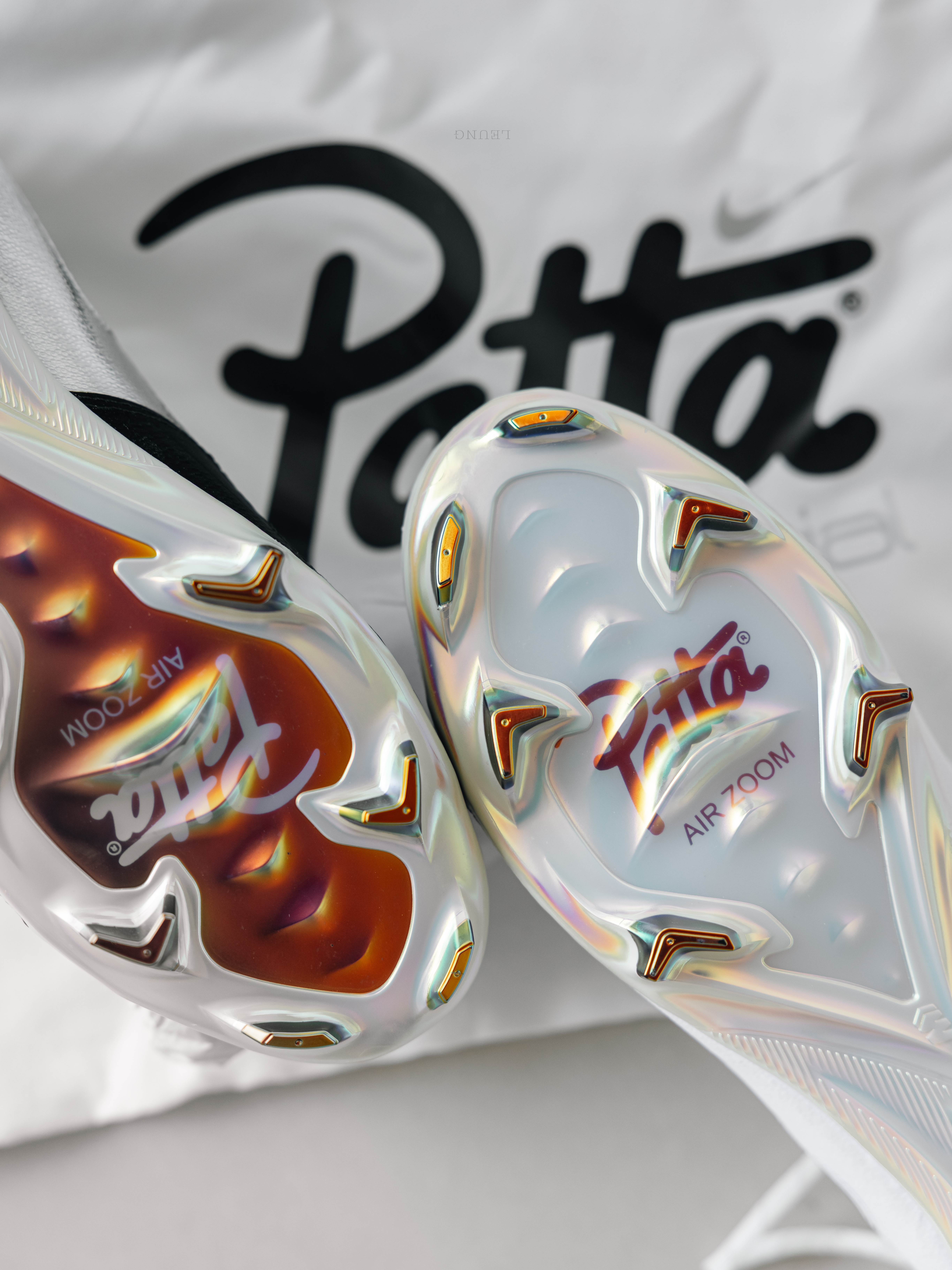 Nike x Patta Mercurial Zoom Vapor 16 Elite FG SE Unite Metallic Silver and Coconut Milk 착용 스타일 - 3