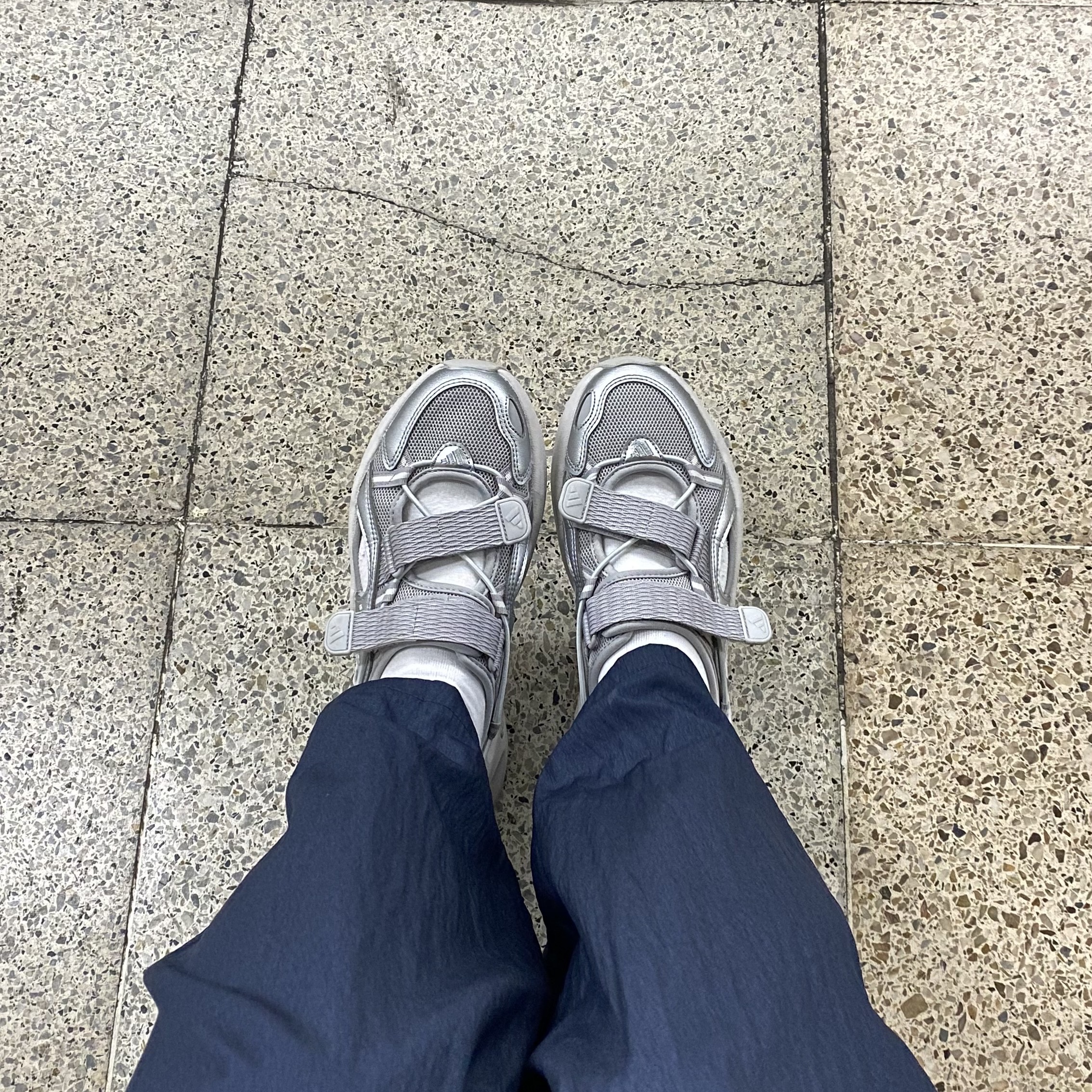 (W) Adidas Ozwave Sandal Grey Two Silver Metallic 착용 스타일