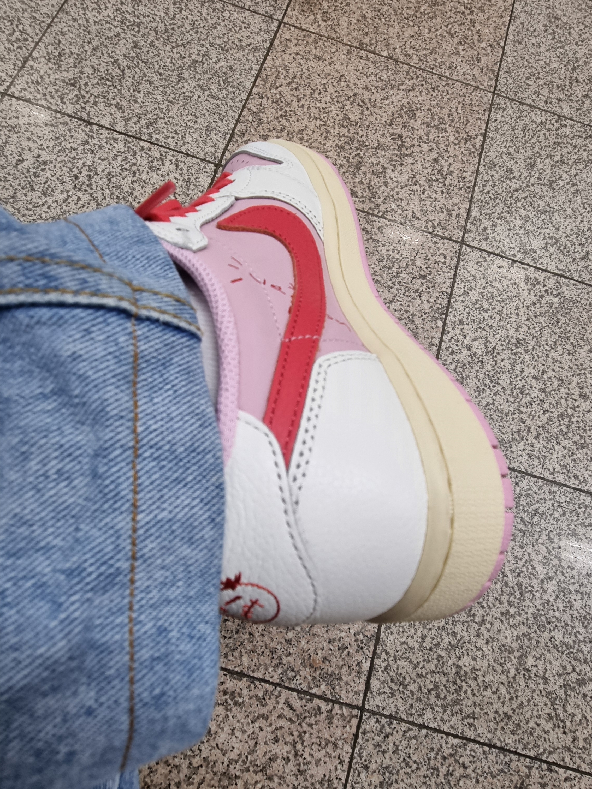 Jordan 1 x Travis Scott Retro Low OG SP Sail Tropical Pink 착용 스타일 - 2