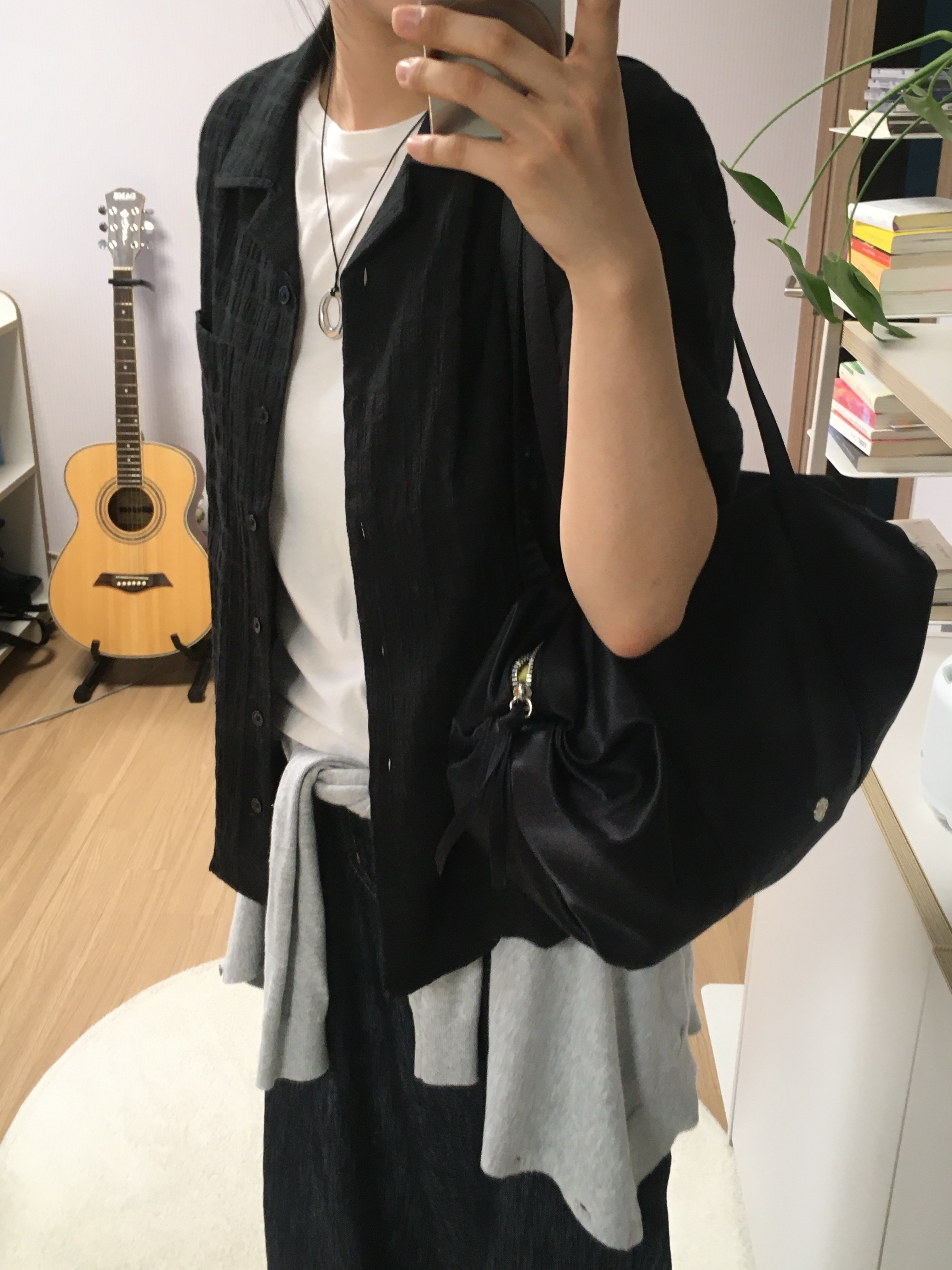 [예약배송] Heeari Aurora Shirring Bag Black 착용 스타일 - 1
