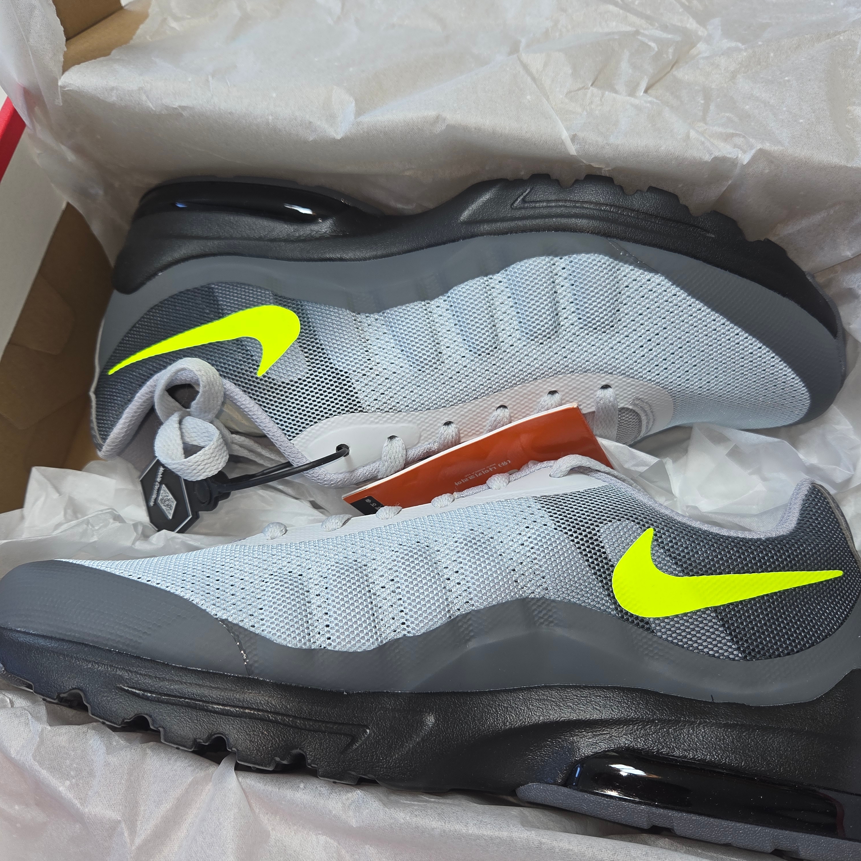 Nike Air Max Invigor Neon Dark Grey Volt 착용 스타일 - 1