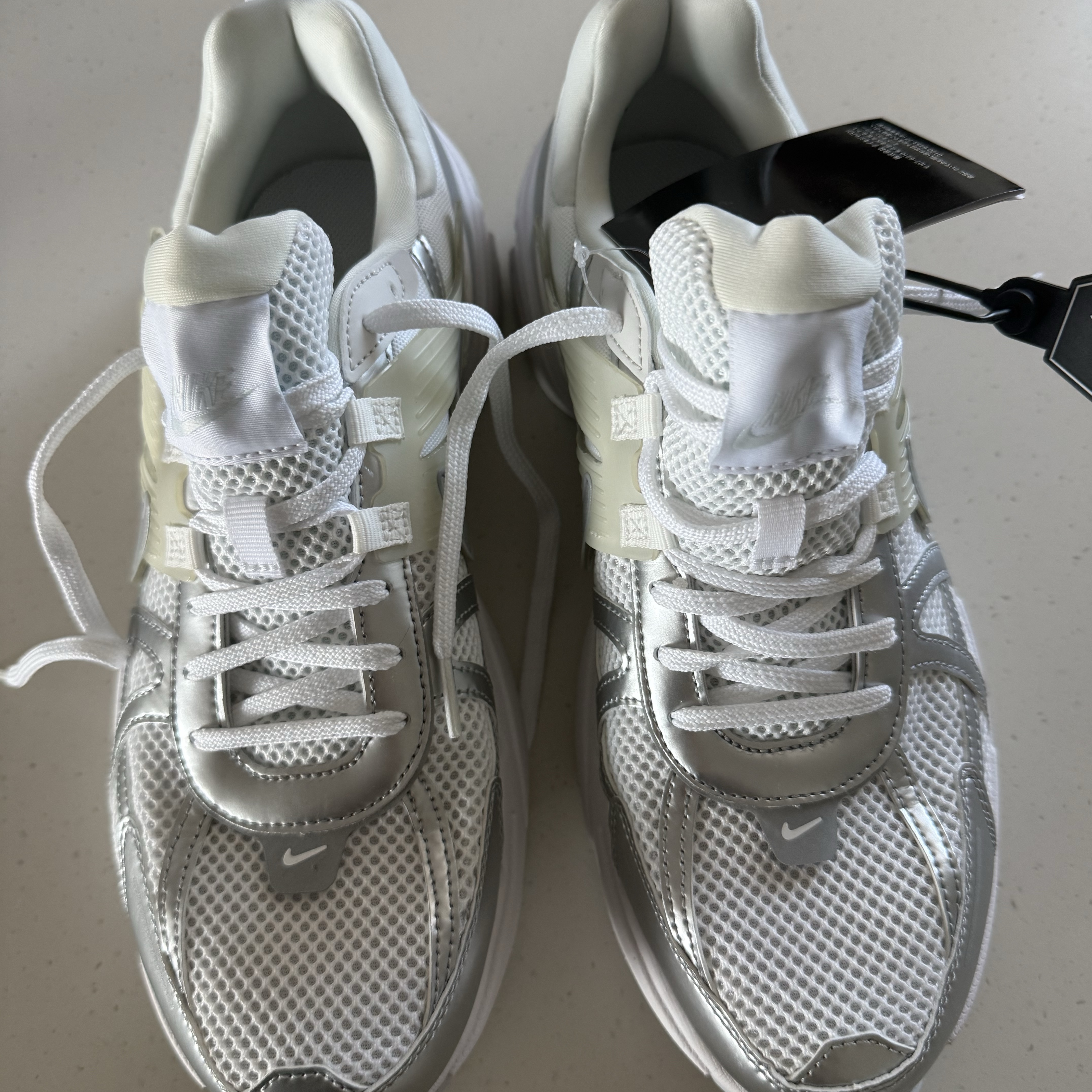 Nike V2K Run Metallic Silver White 착용 스타일 - 3