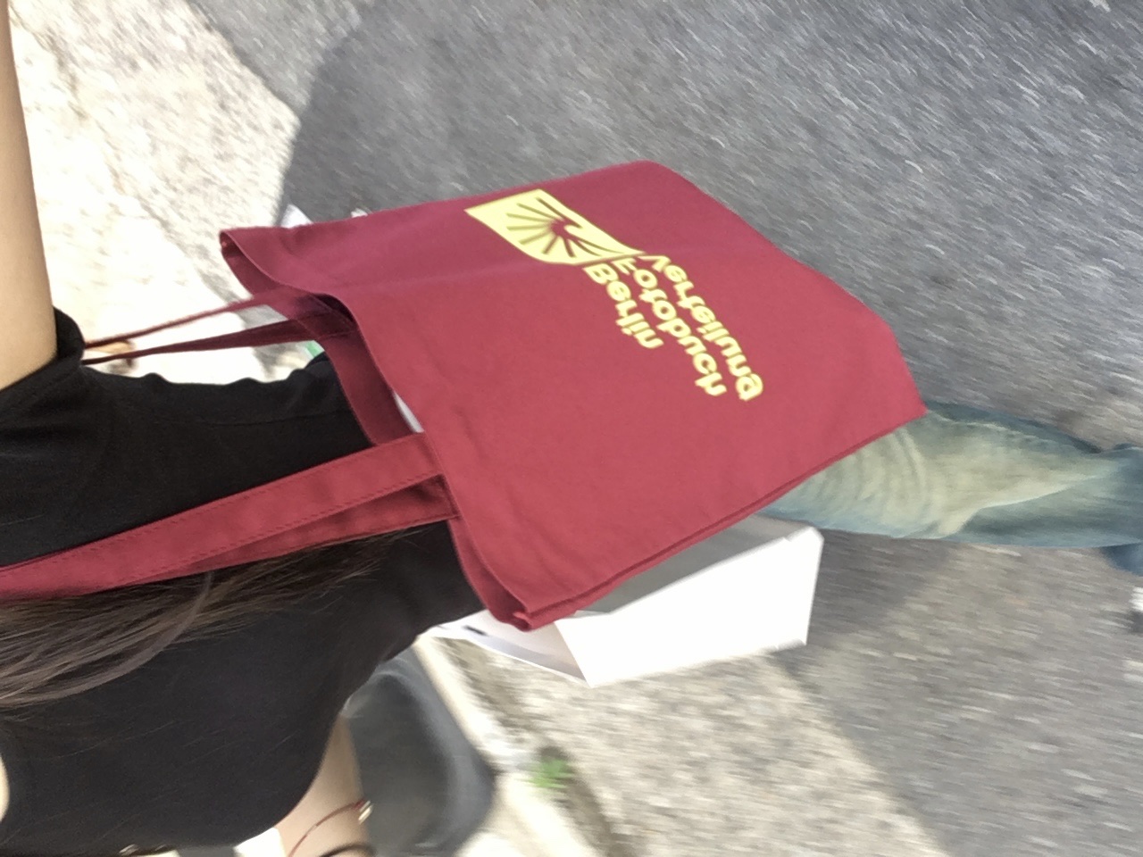 Berlin Photobook Distribution 002 Bag Red, Berlin Photobook Distribution Kollektiv 001 Bag Burgundy 착용 스타일 - 3