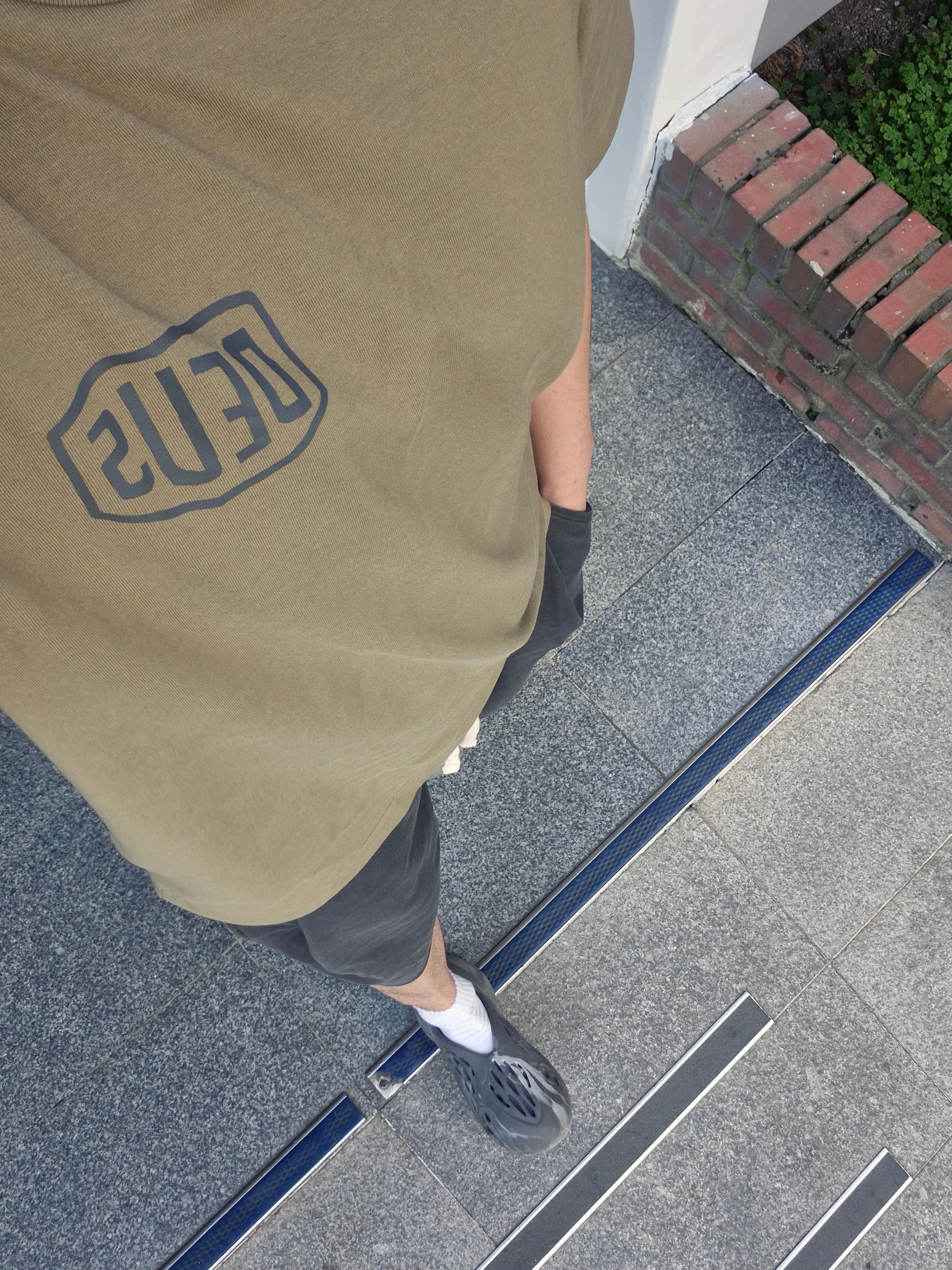 Adidas Yeezy Foam RNNR MX Granite, Deus Ex Machina Seoul College Address T-Shirt Olive 착용 스타일 - 1