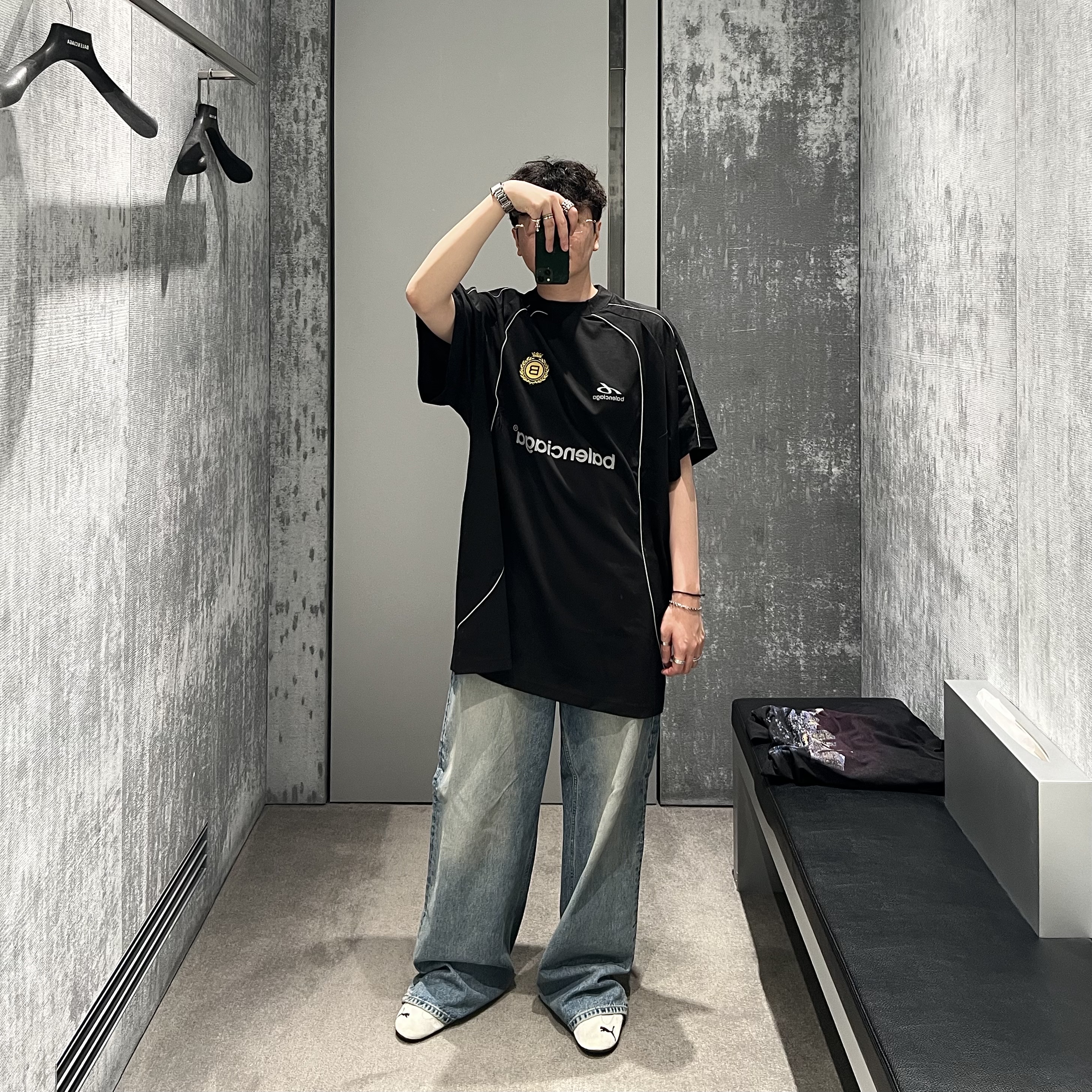 Balenciaga Soccer Oversized T-Shirt Black, Balenciaga x Puma Speedcat Suede White Black 착용 스타일 - 1