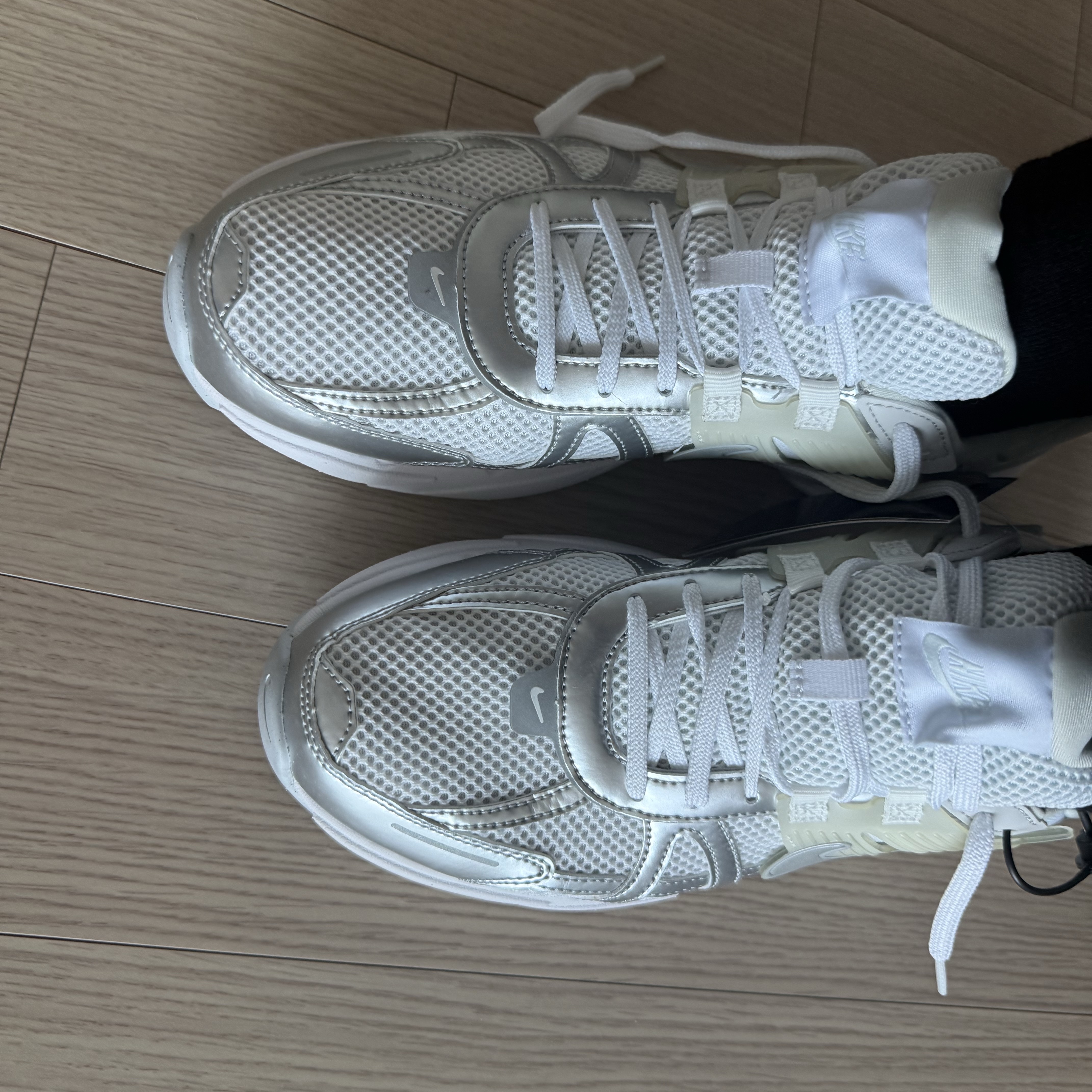 Nike V2K Run Metallic Silver White 착용 스타일 - 2