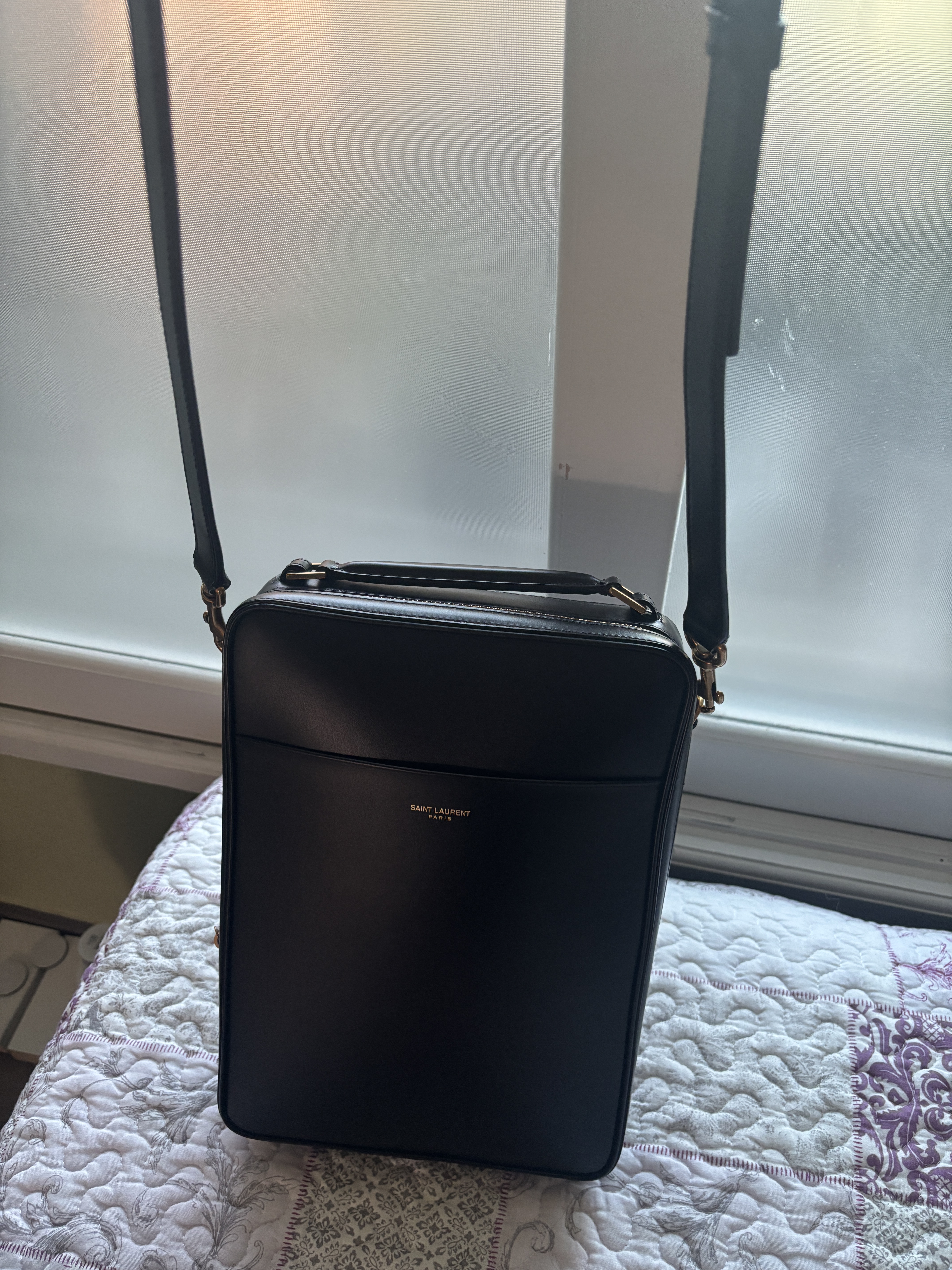 Saint Laurent Small Case in Smooth Leather Black 착용 스타일 - 1
