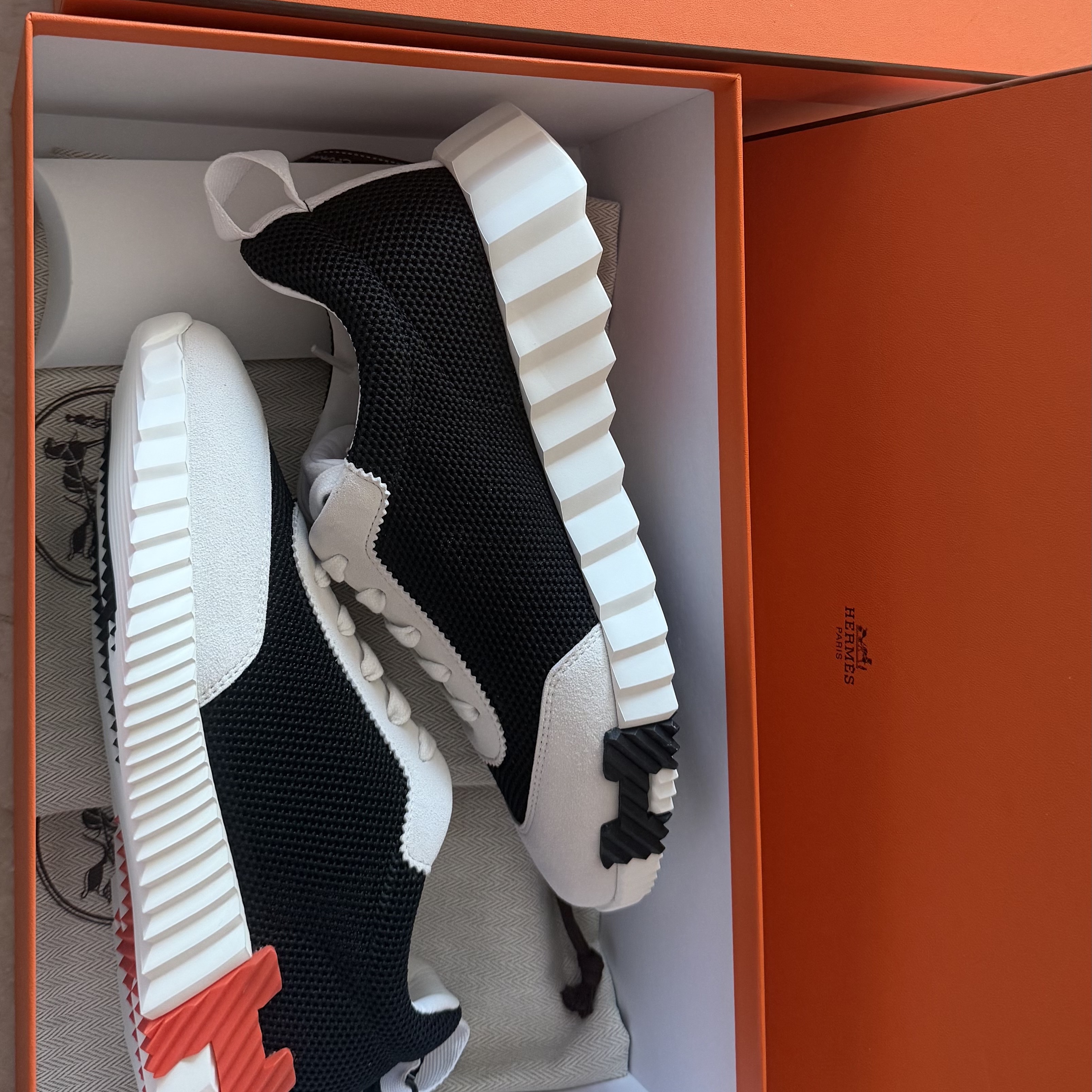 (W) Hermes Bouncing Sneakers Mesh Suede Goatskin & Noir Blanc 착용 스타일