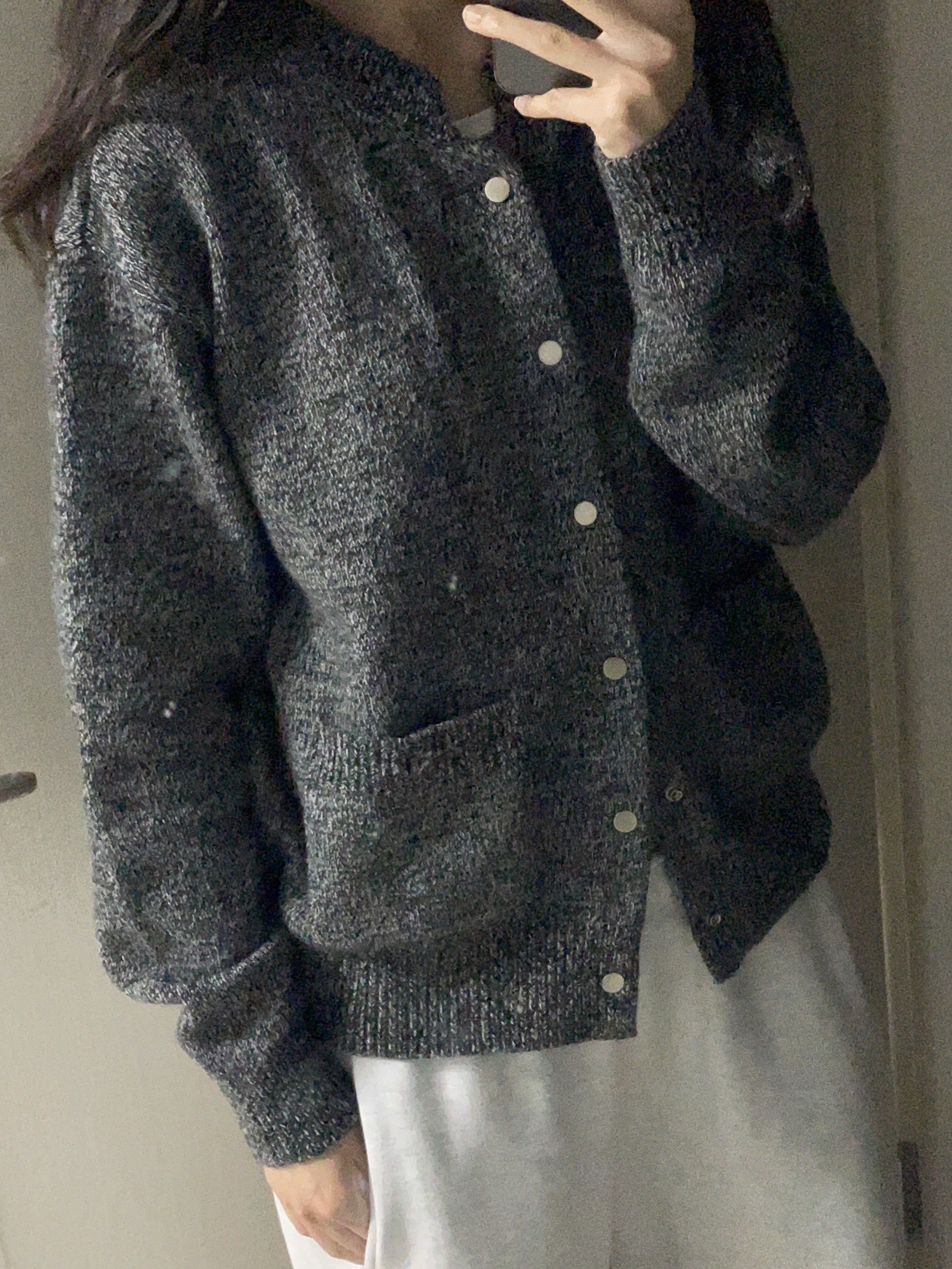 Waviness Varsity Line Cardigan Grey 착용 스타일
