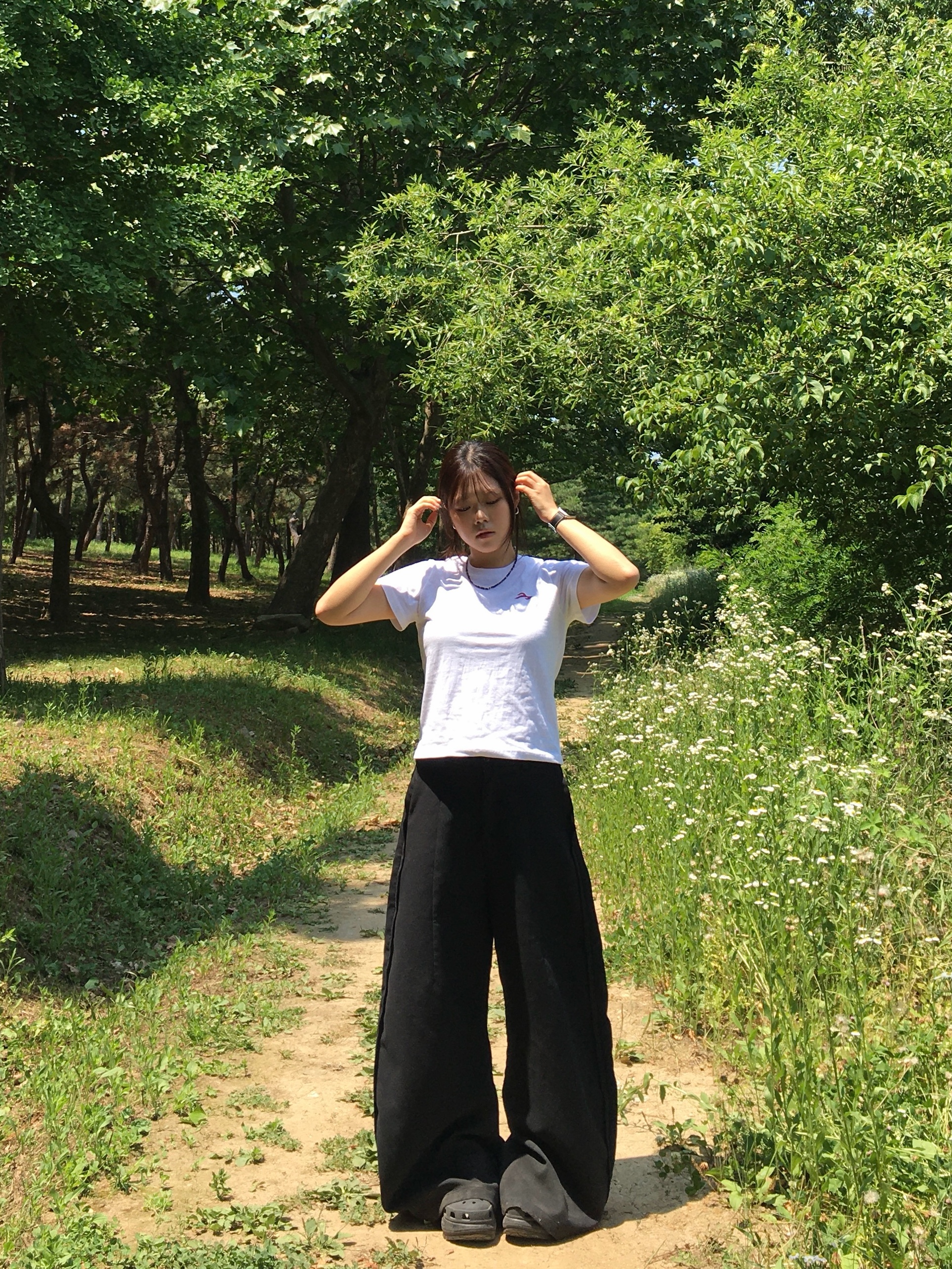 Crocs Classic Crush Clog Black 착용 스타일 - 7