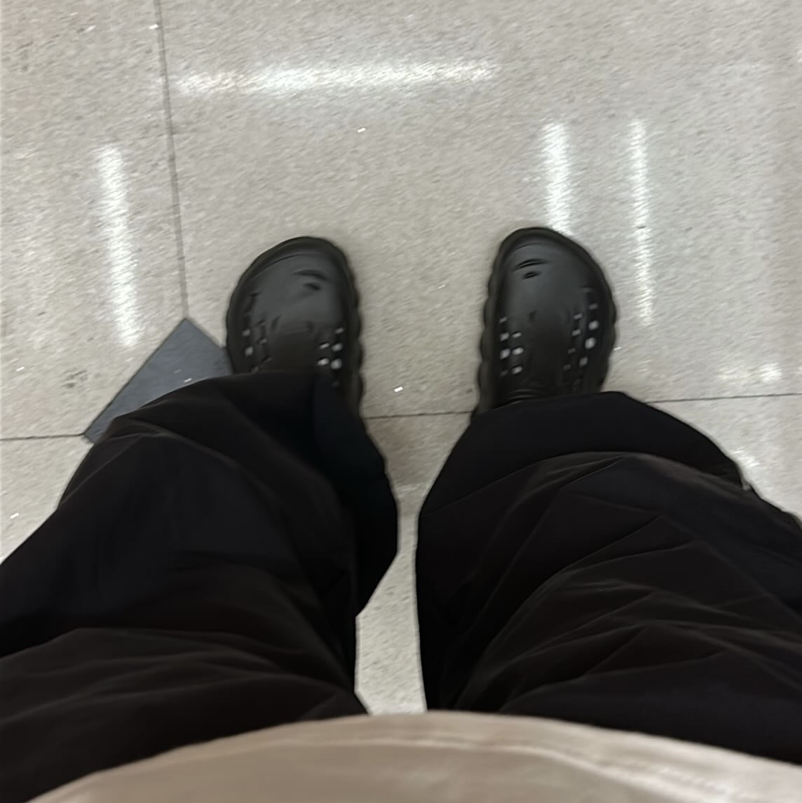 Crocs Echo Clog Black 착용 스타일