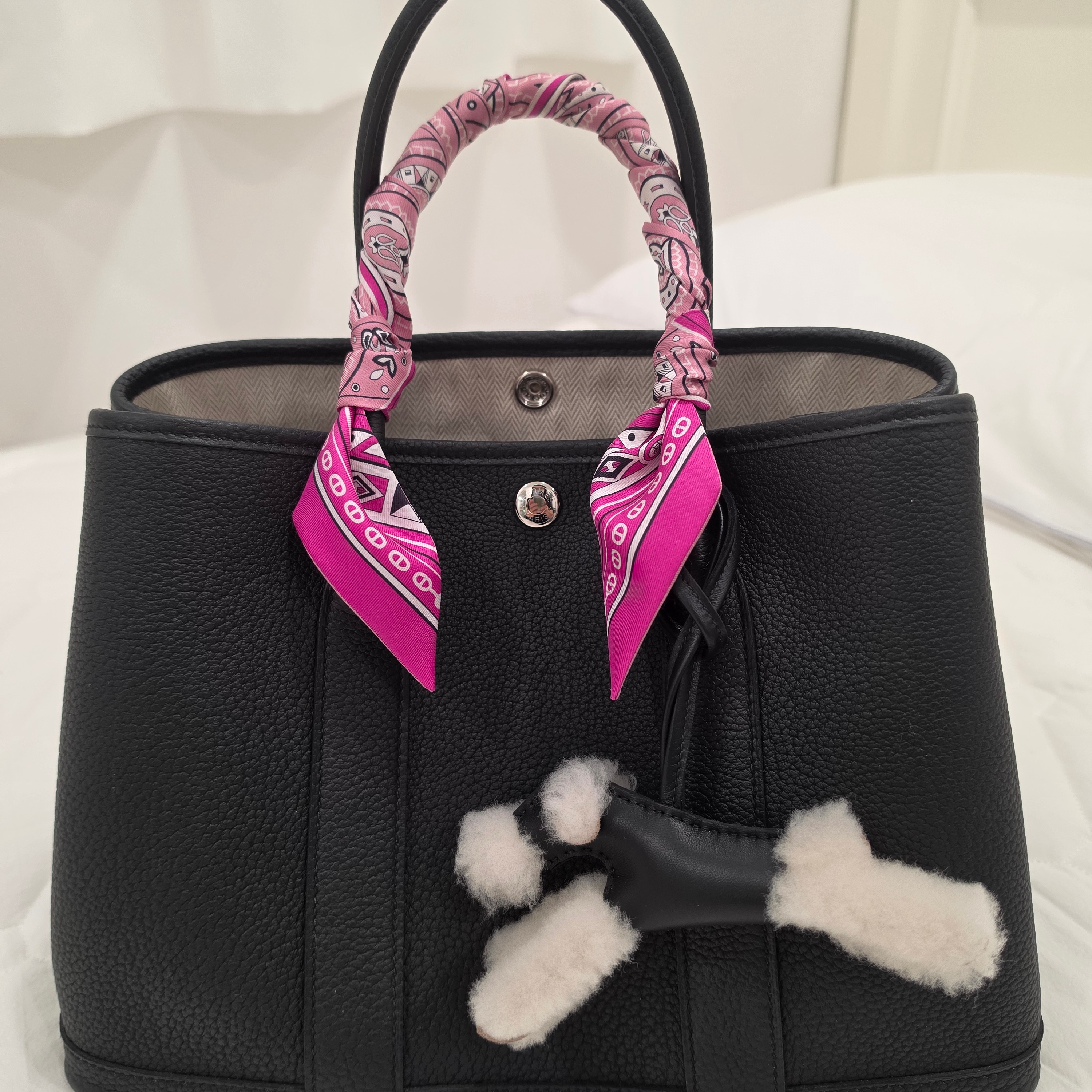 Hermes Budy Charm Merino Wool Milo & Ecru Noir 착용 스타일