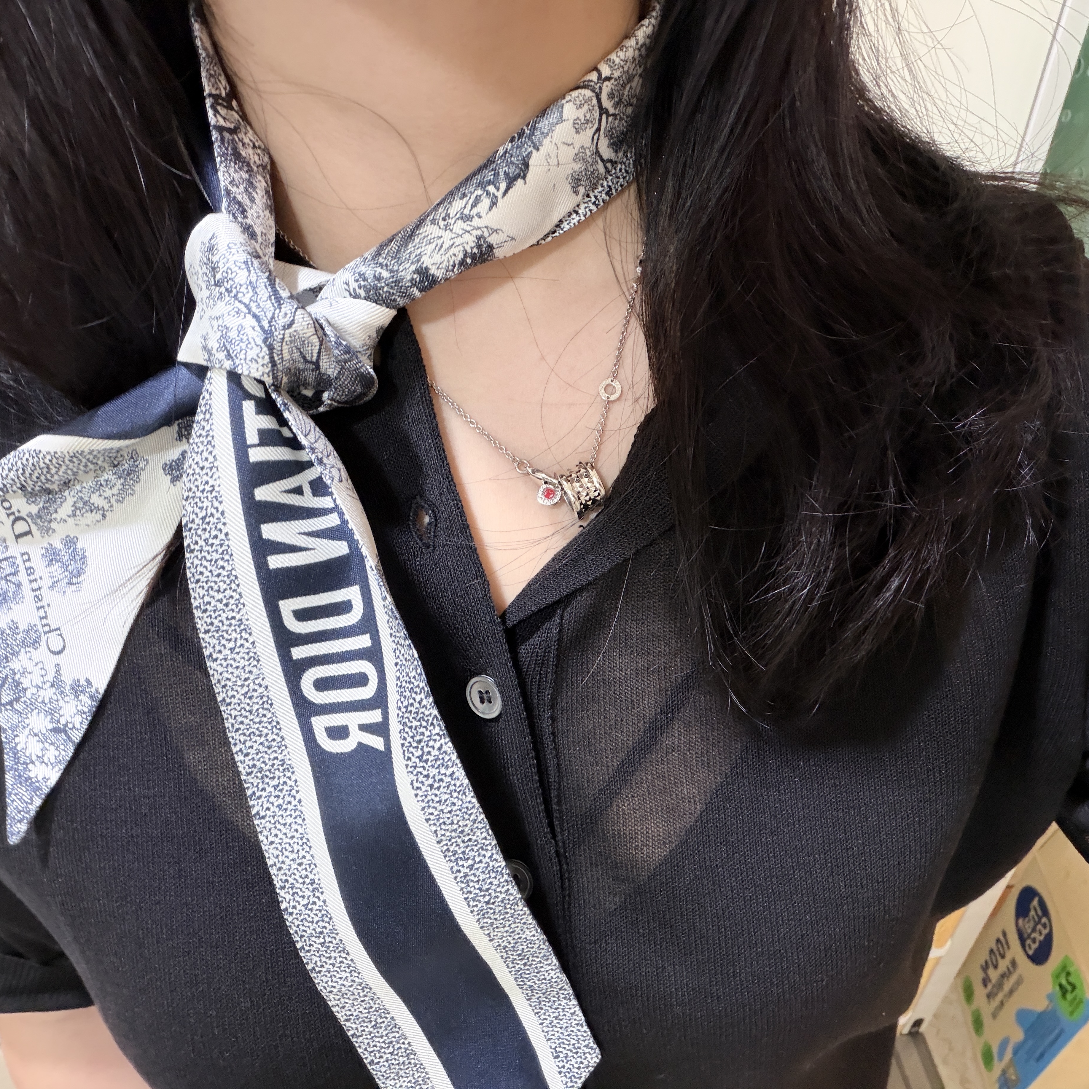 (W) Dior Toile de Jouy Sauvage Mitzah Scarf Silk Twill Ivory Navy Blue 착용 스타일