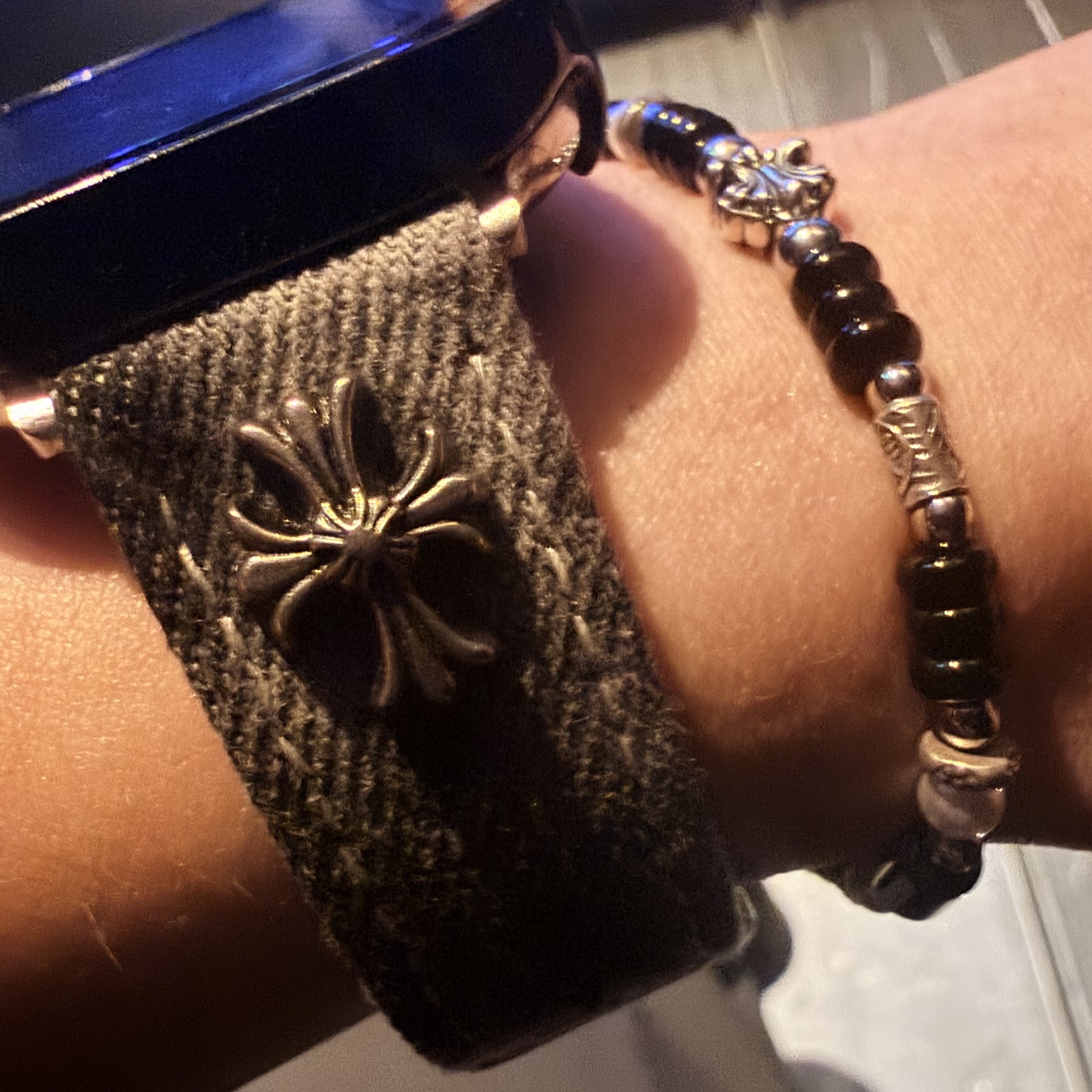 [KREAM 단독] Scudo Shell Black Pearl Beads Bracelet 착용 스타일