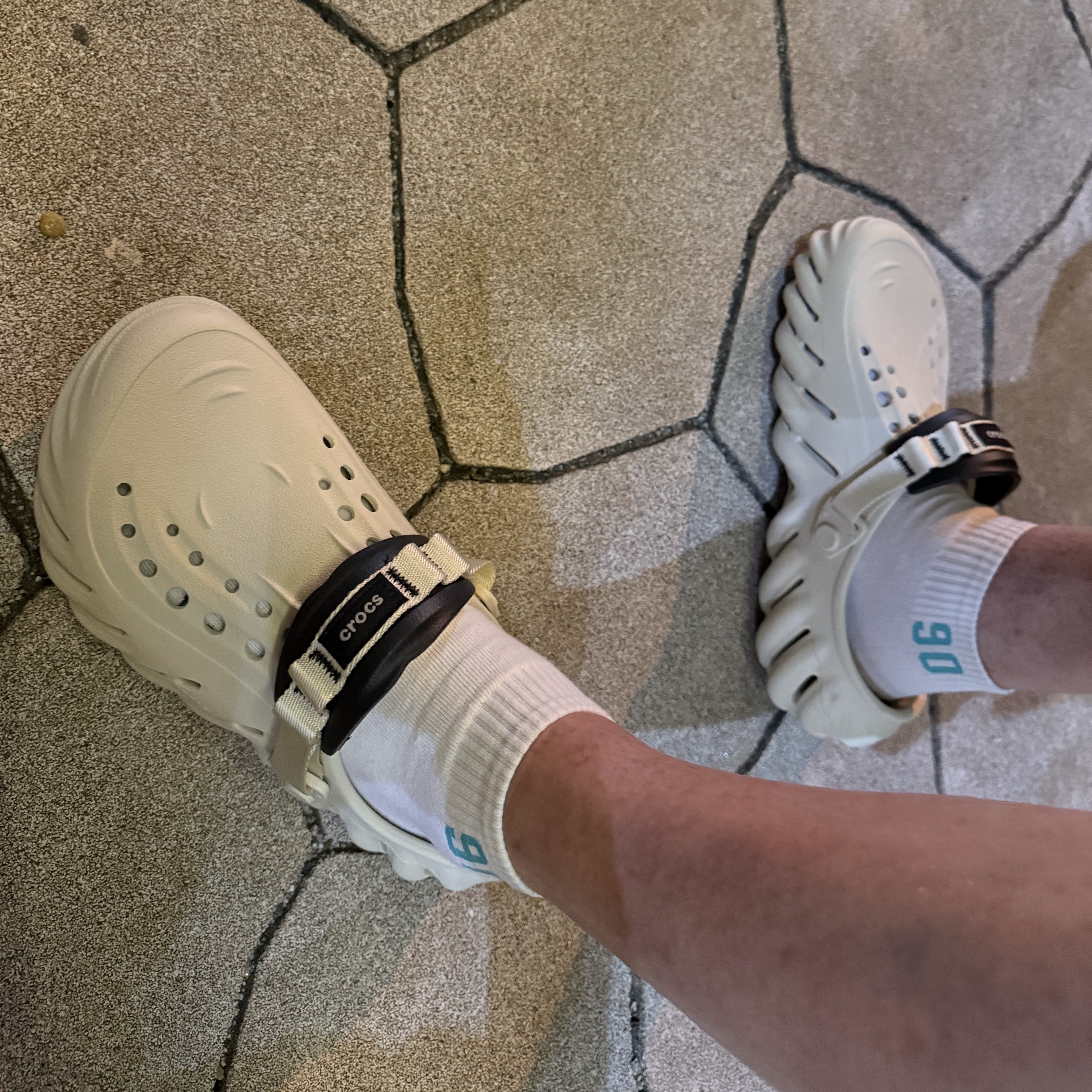 Crocs Echo Clog Bone Black 착용 스타일 - 2