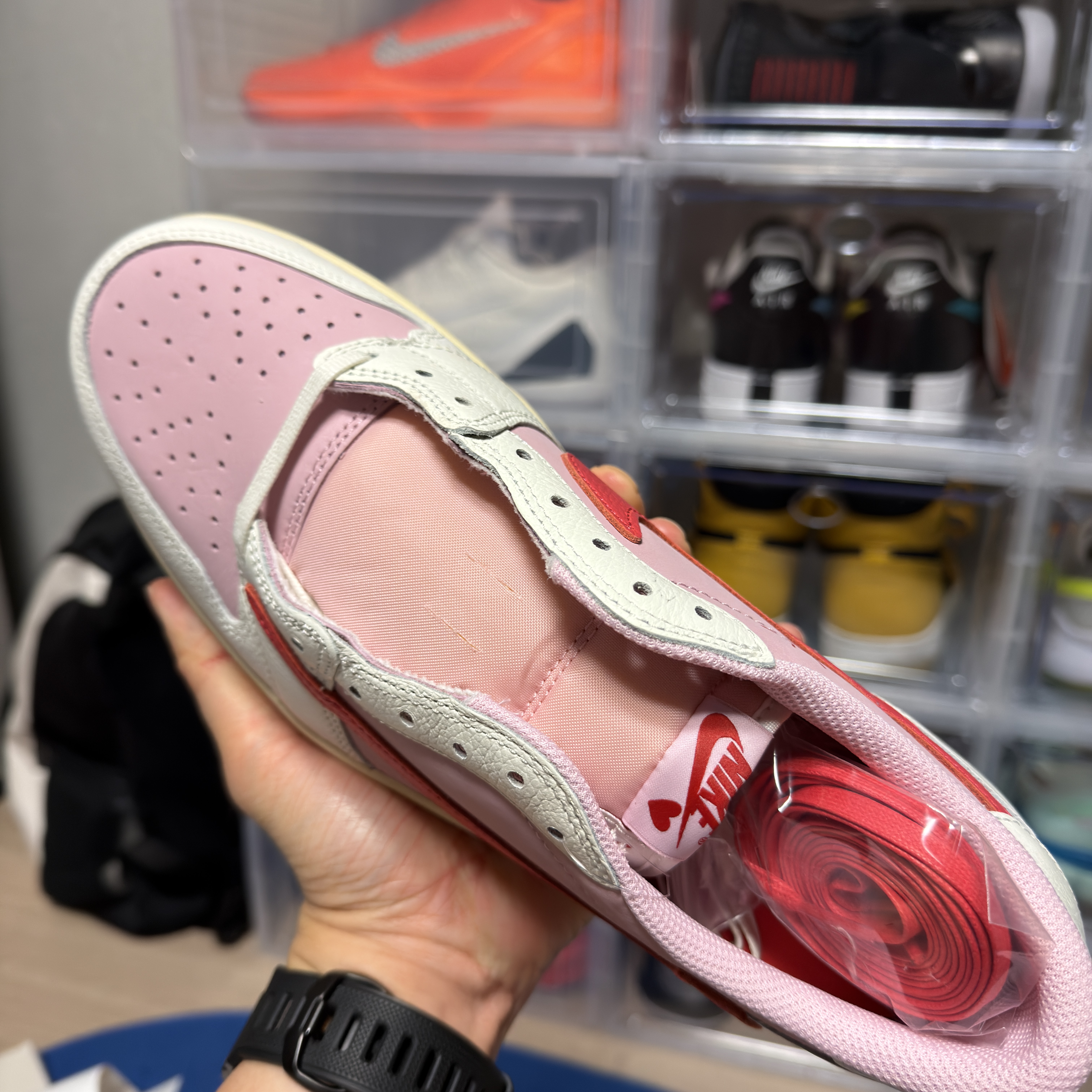 Jordan 1 x Travis Scott Retro Low OG SP Sail Tropical Pink 착용 스타일 - 2
