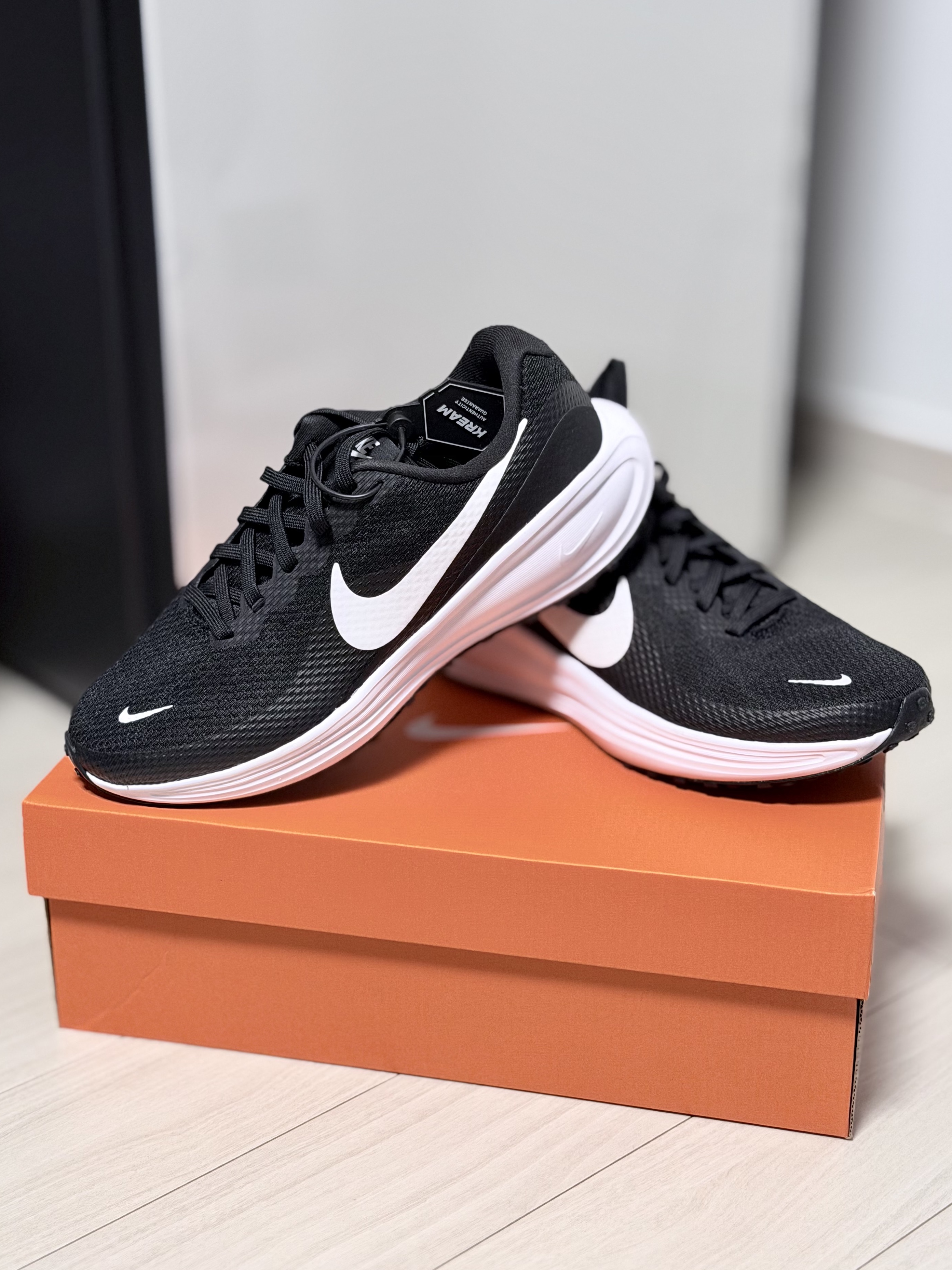 (W) Nike Revolution 8 White Black Iron Grey 착용 스타일