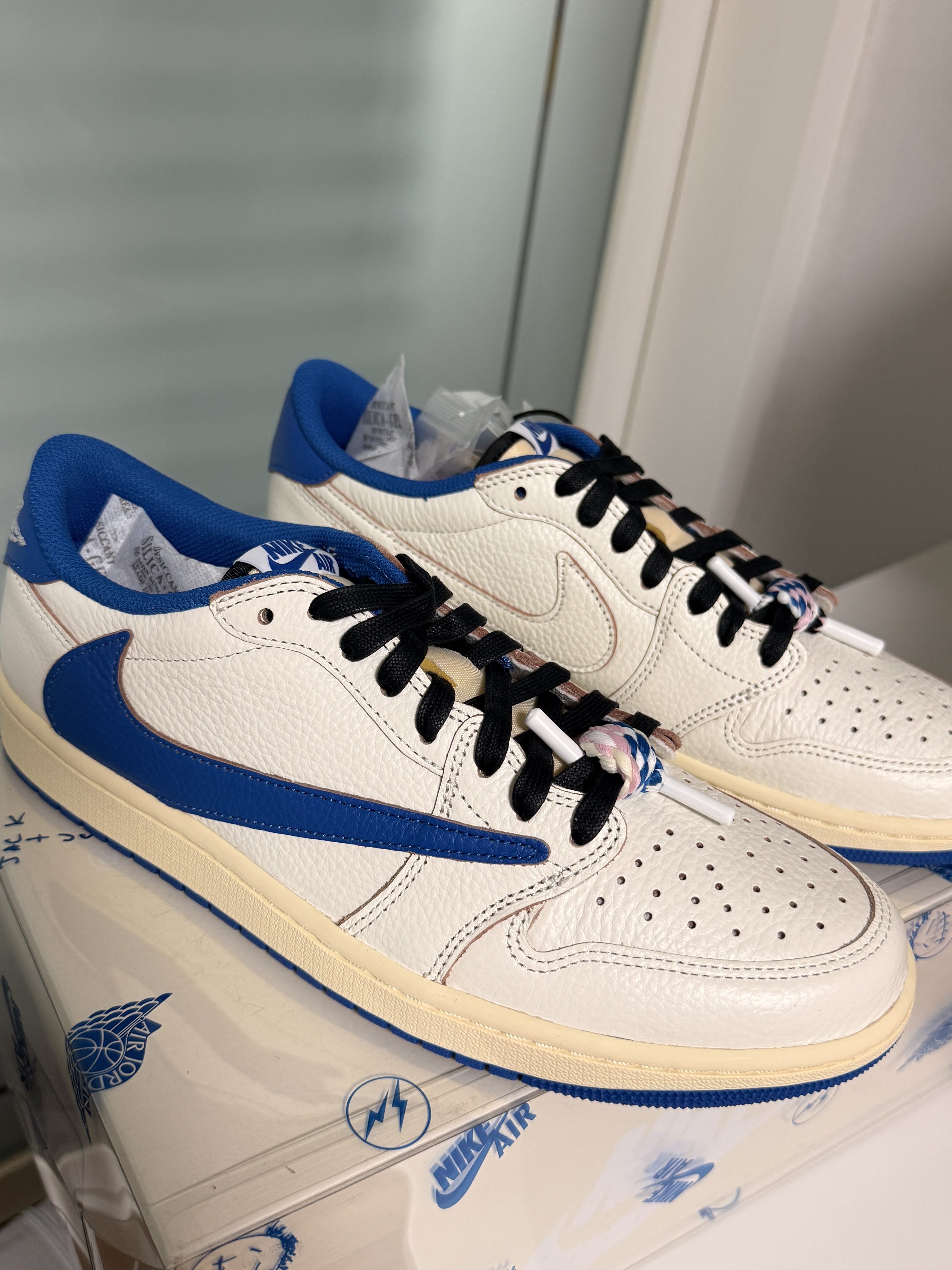Jordan 1 x Travis Scott x Fragment Retro Low OG SP Sail Military Blue, Jordan 1 x Travis Scott Retro Low OG SP Muslin Shy Pink 착용 스타일 - 1