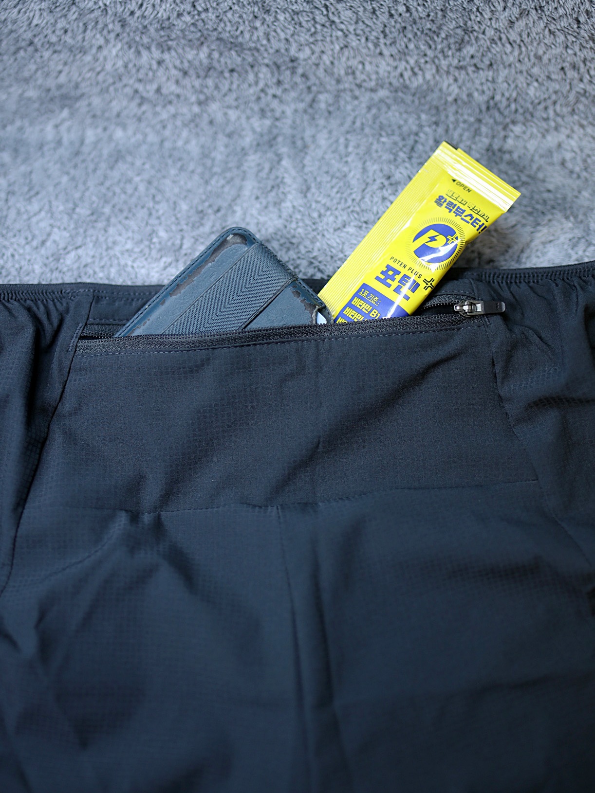 DECATHLON Kiprun Men's Running 2in1 Shorts Run 500 Smoke Black 착용 스타일 - 5