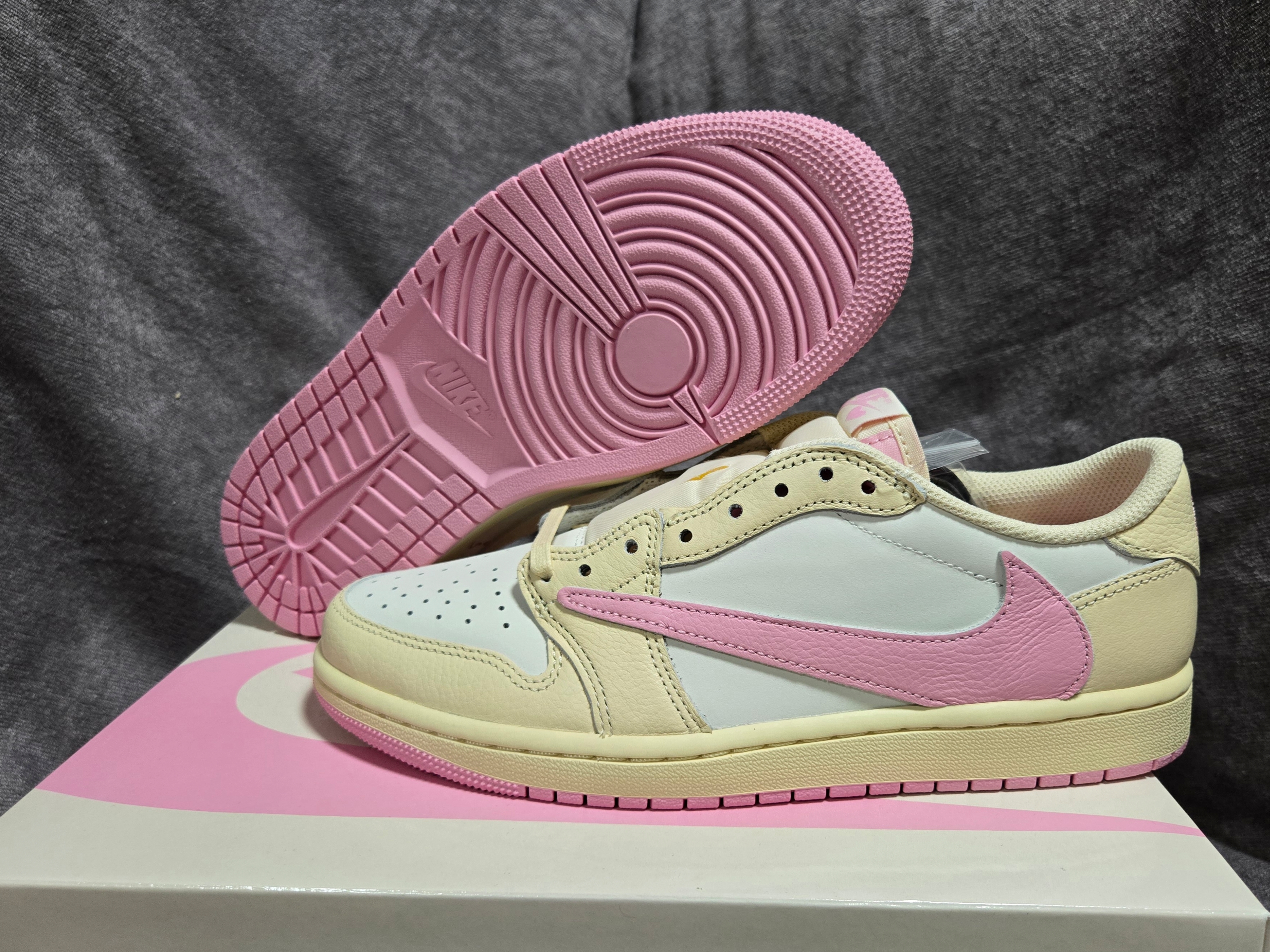 Jordan 1 x Travis Scott Retro Low OG SP Muslin Shy Pink 착용 스타일 - 2